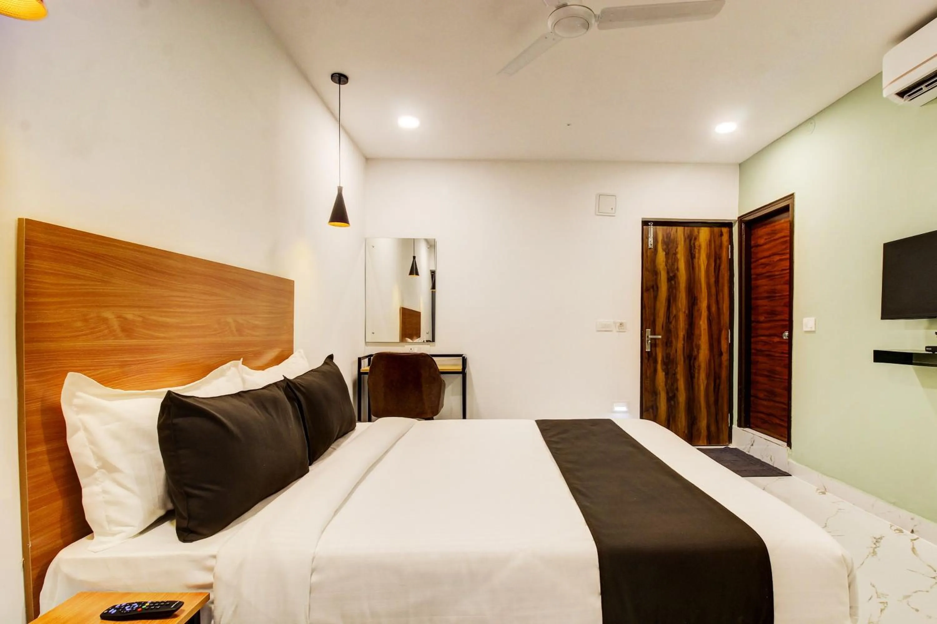 Bedroom, Bed in Super Townhouse Rcc Hotel Banjara Hills