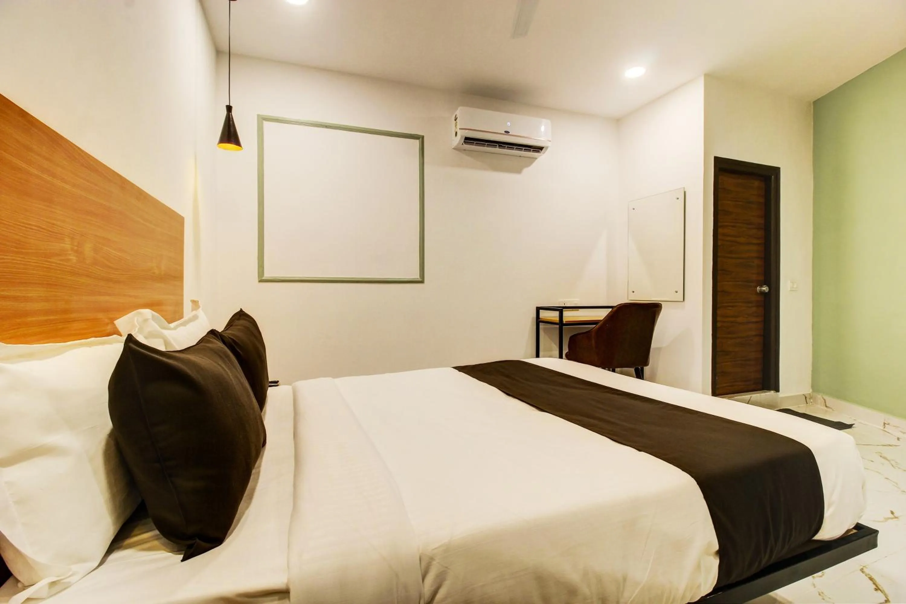 Bedroom, Bed in Super Townhouse Rcc Hotel Banjara Hills