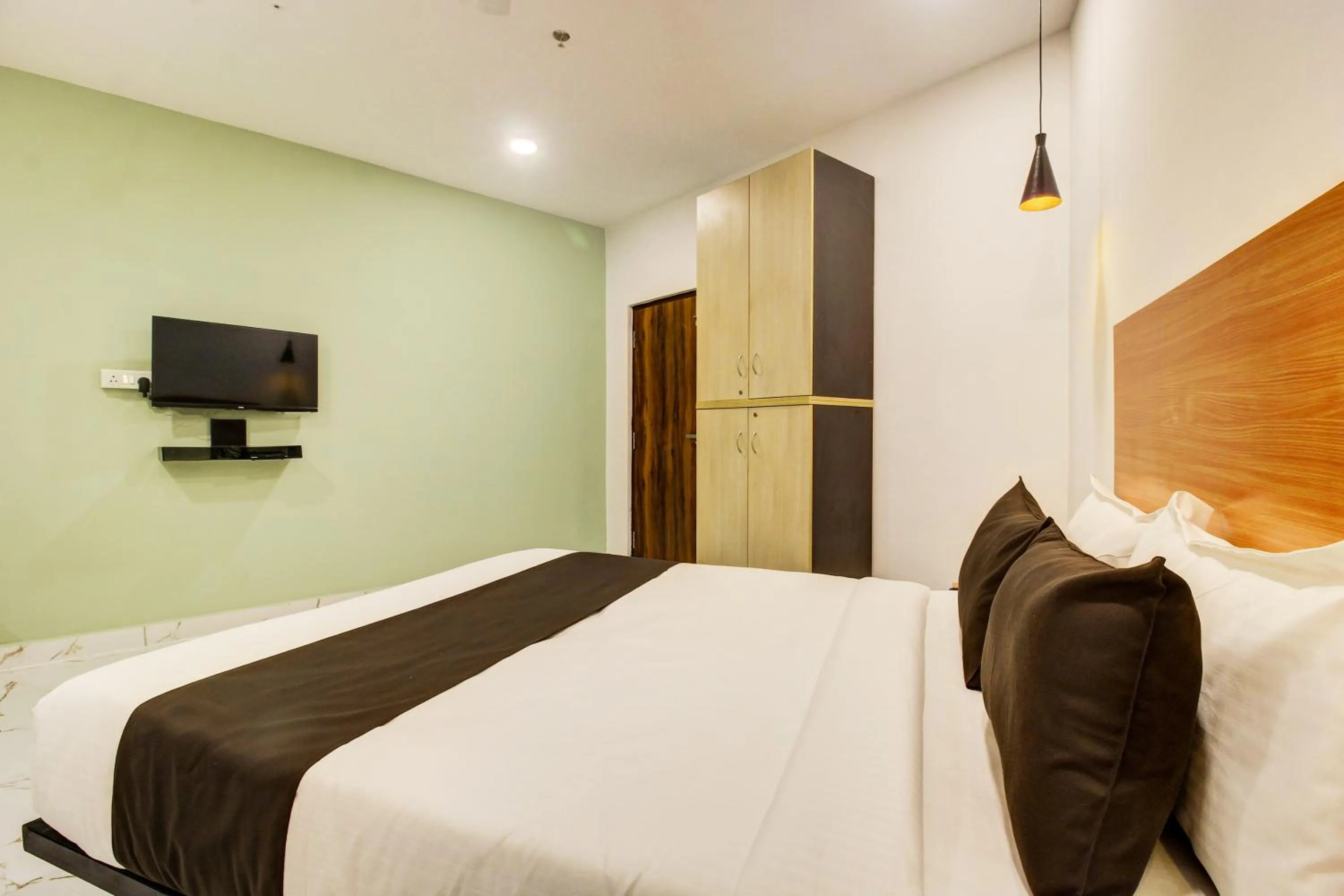 Bedroom, Bed in Super Townhouse Rcc Hotel Banjara Hills