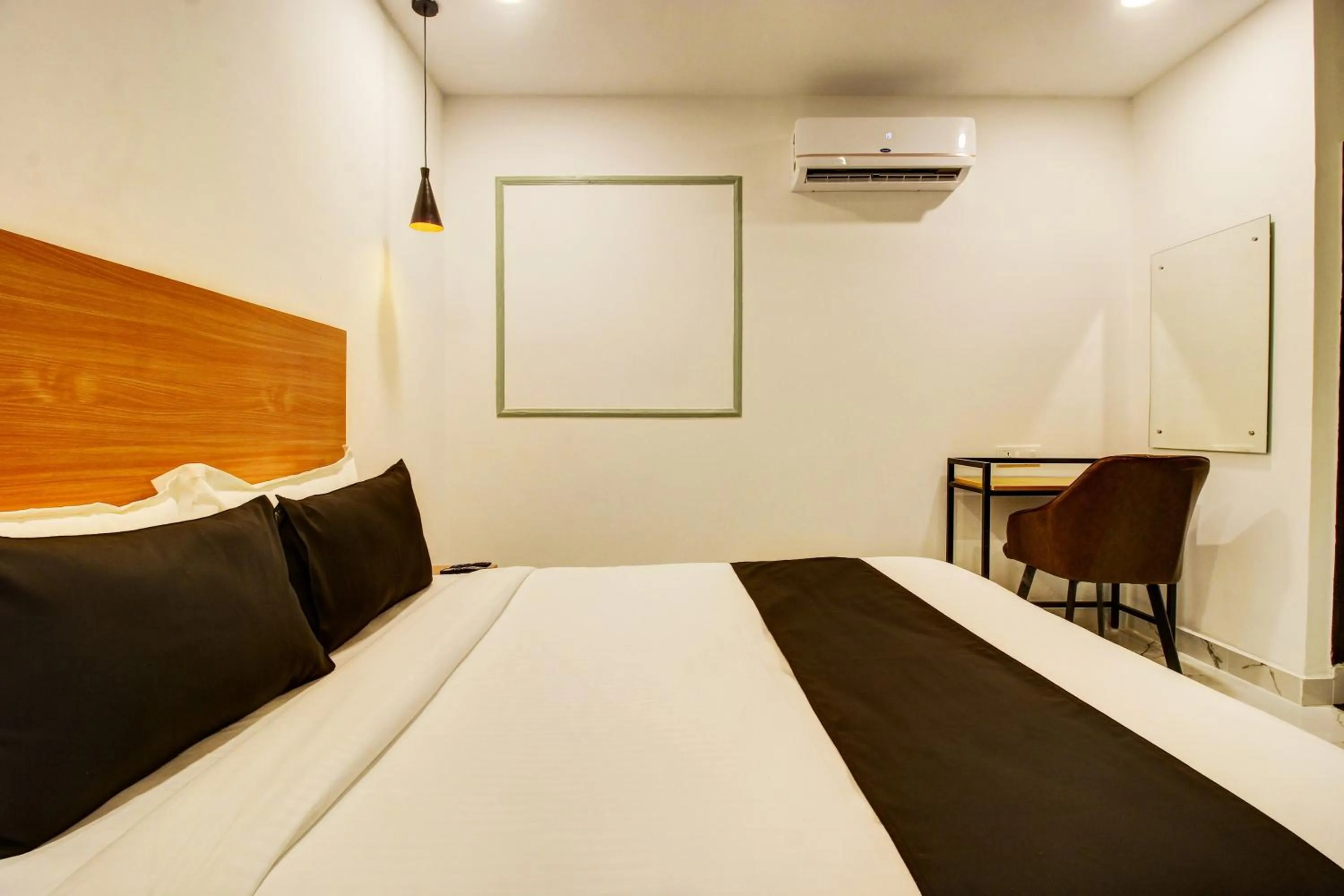 Bedroom, Bed in Super Townhouse Rcc Hotel Banjara Hills
