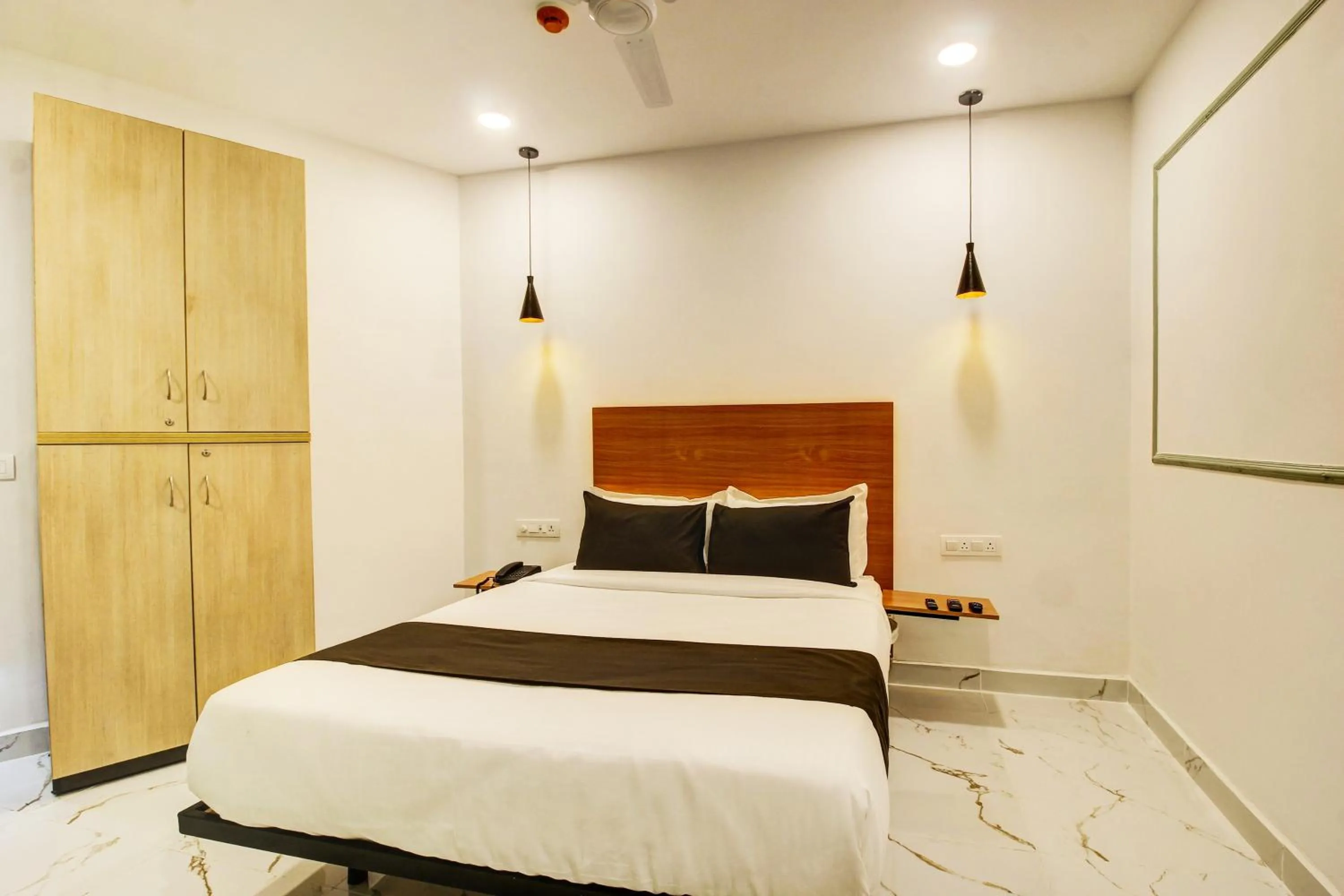 Bedroom, Bed in Super Townhouse Rcc Hotel Banjara Hills