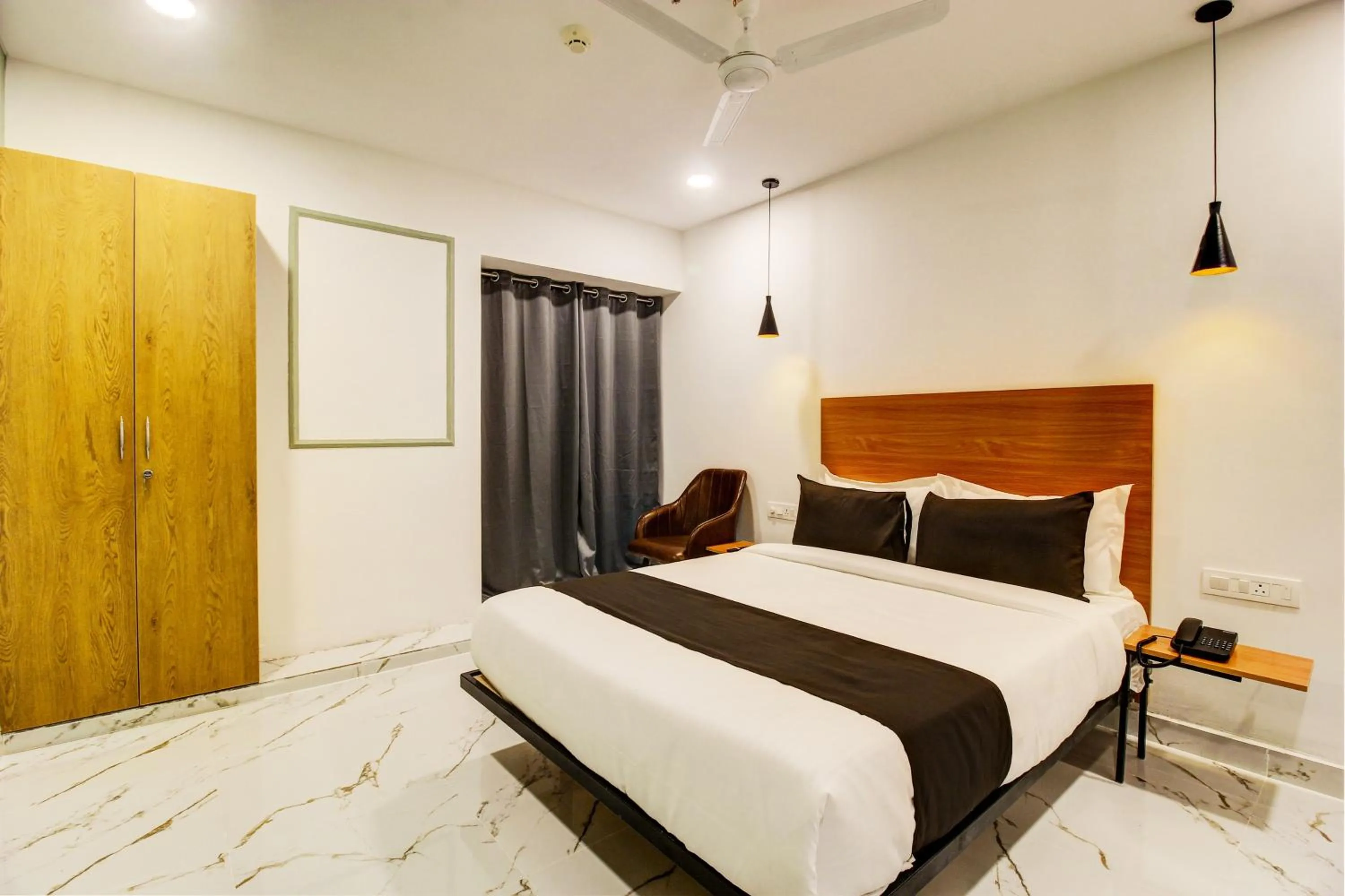 Bedroom, Bed in Super Townhouse Rcc Hotel Banjara Hills