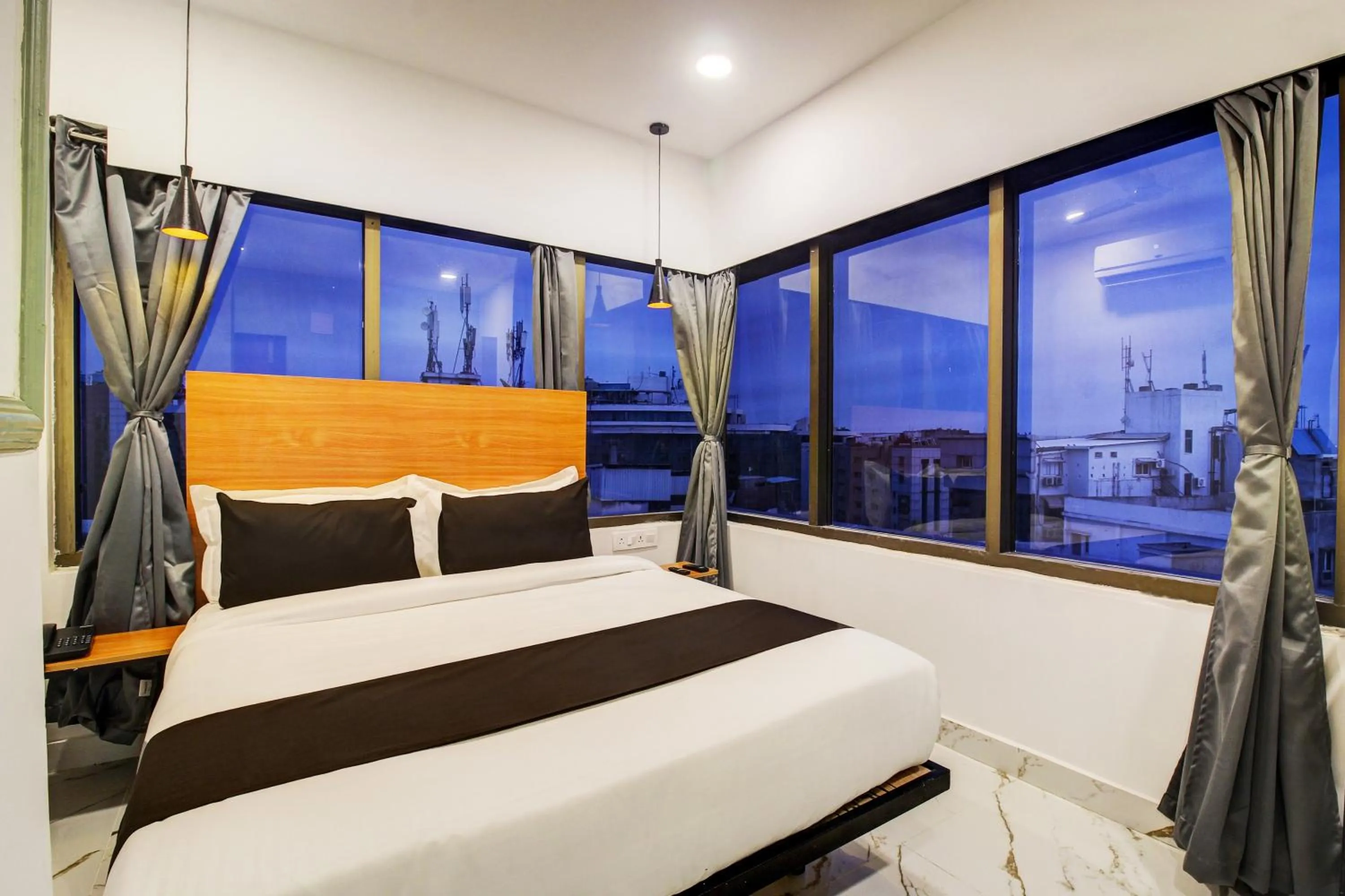 Bedroom, Bed in Super Townhouse Rcc Hotel Banjara Hills