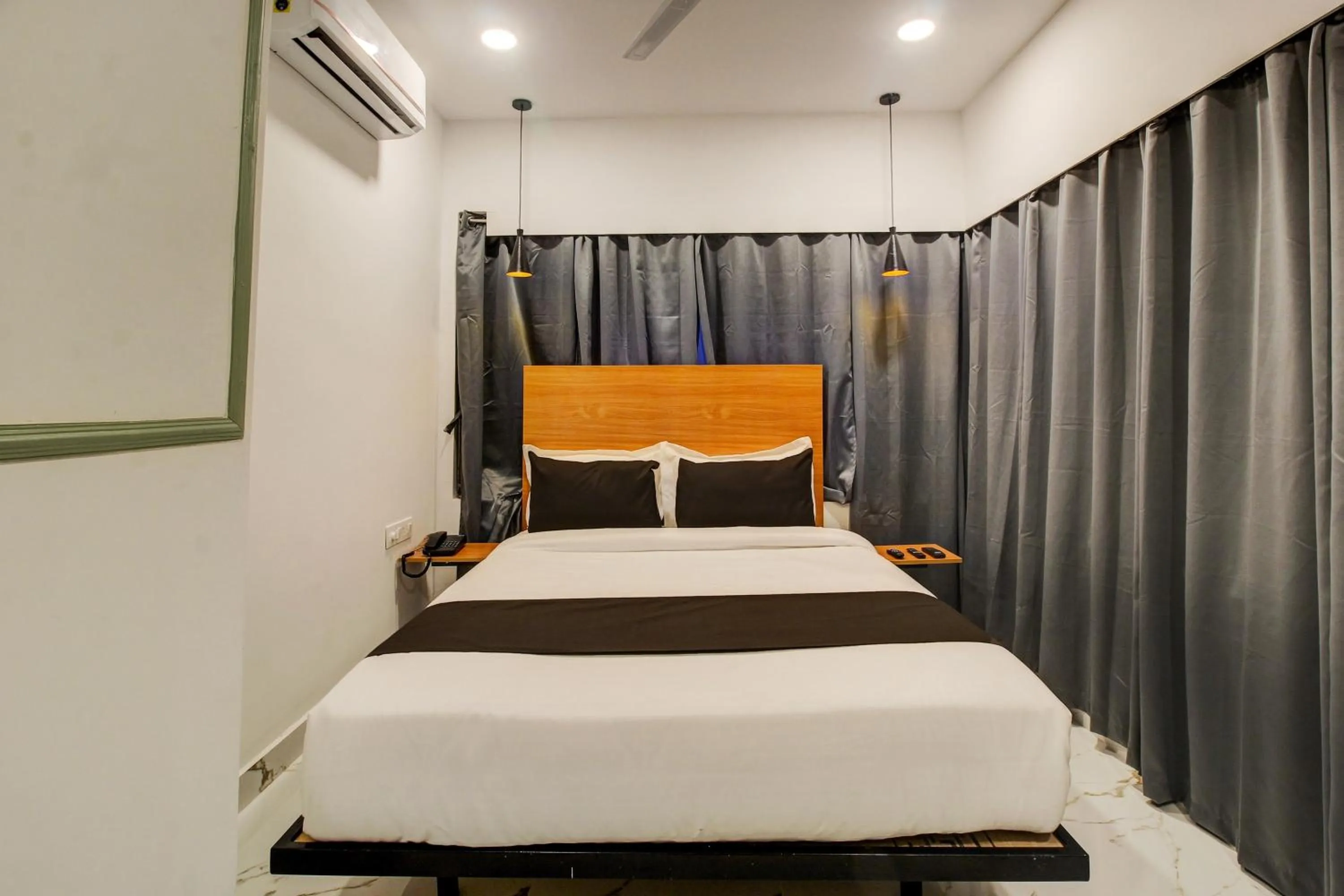 Bedroom, Bed in Super Townhouse Rcc Hotel Banjara Hills