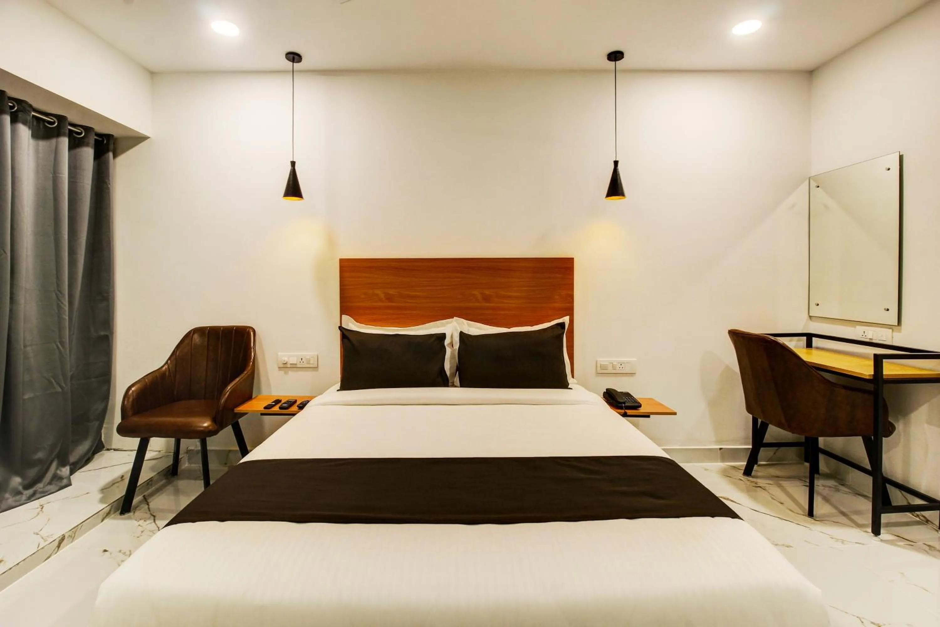 Bedroom, Bed in Super Townhouse Rcc Hotel Banjara Hills