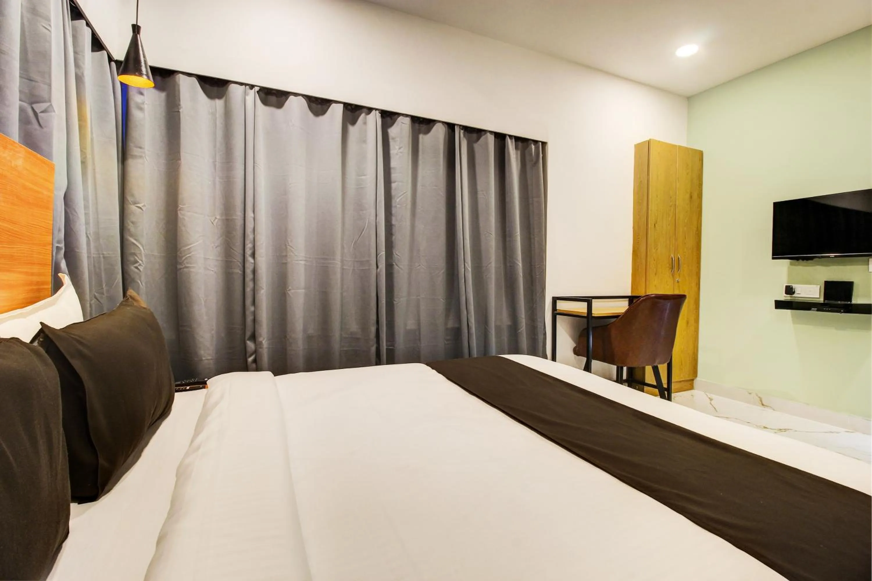 Bedroom, Bed in Super Townhouse Rcc Hotel Banjara Hills