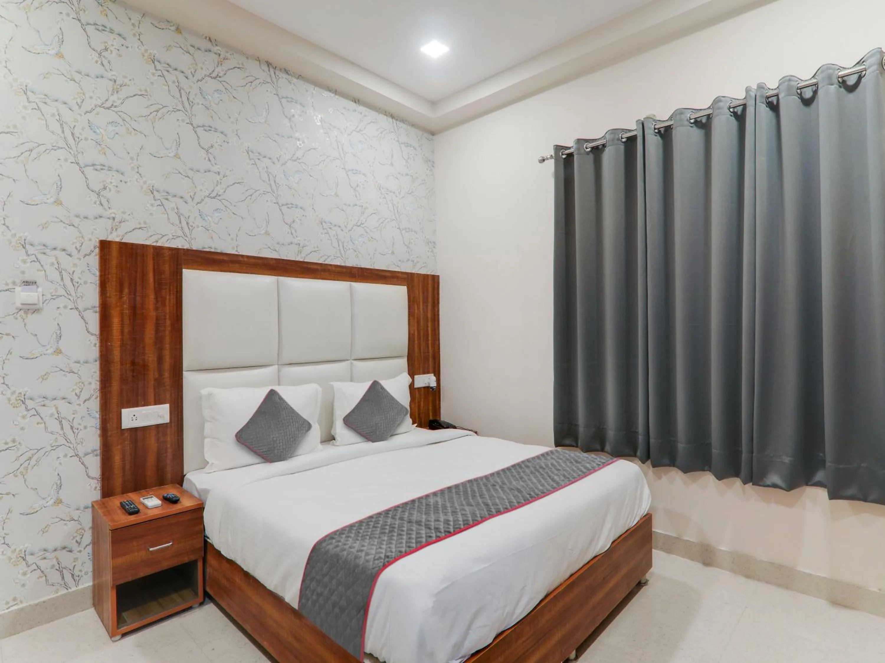 Bedroom in Townhouse Majestic Hotel Near Phoenix Palassio