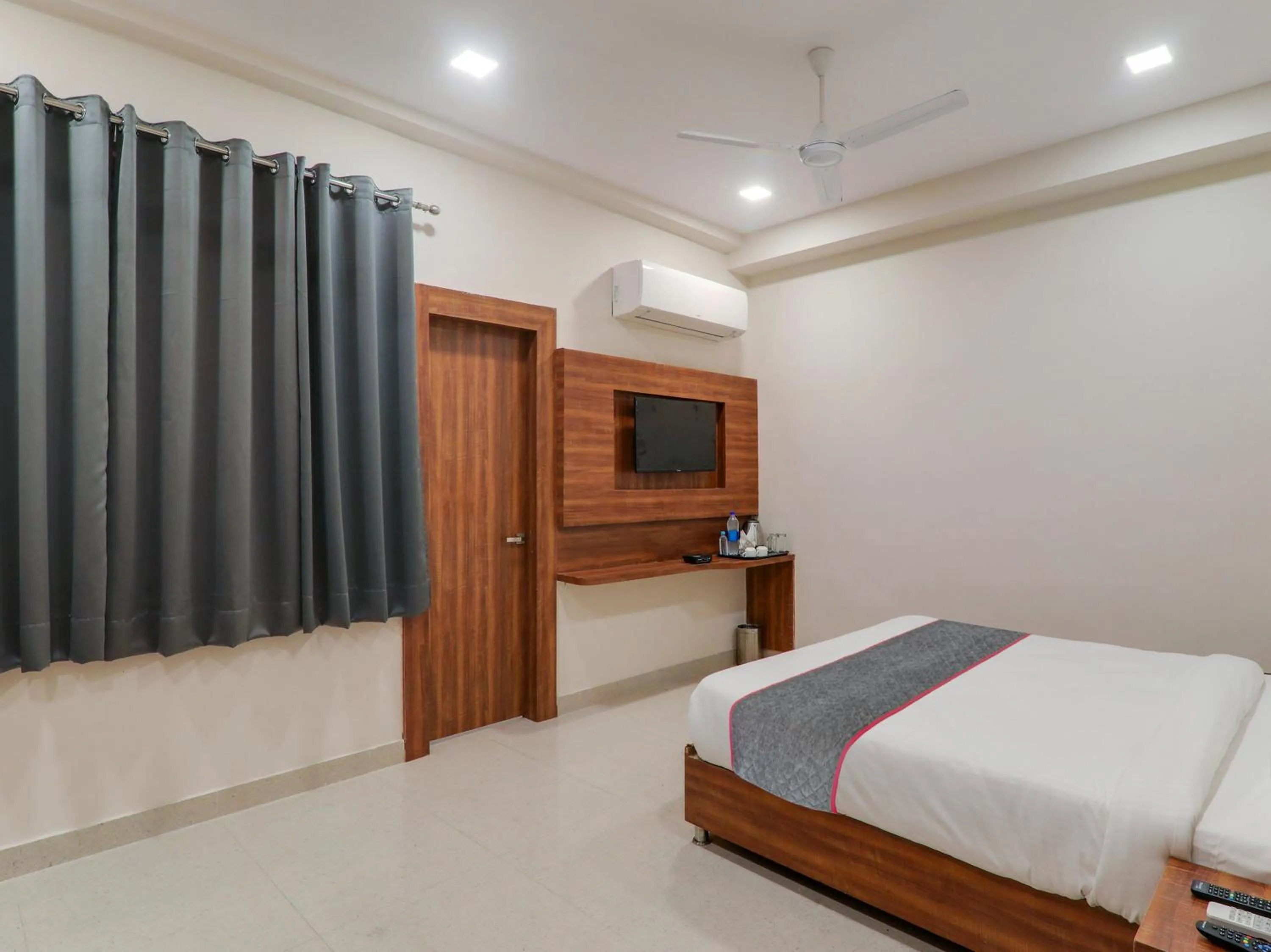 Bedroom in Townhouse Majestic Hotel Near Phoenix Palassio