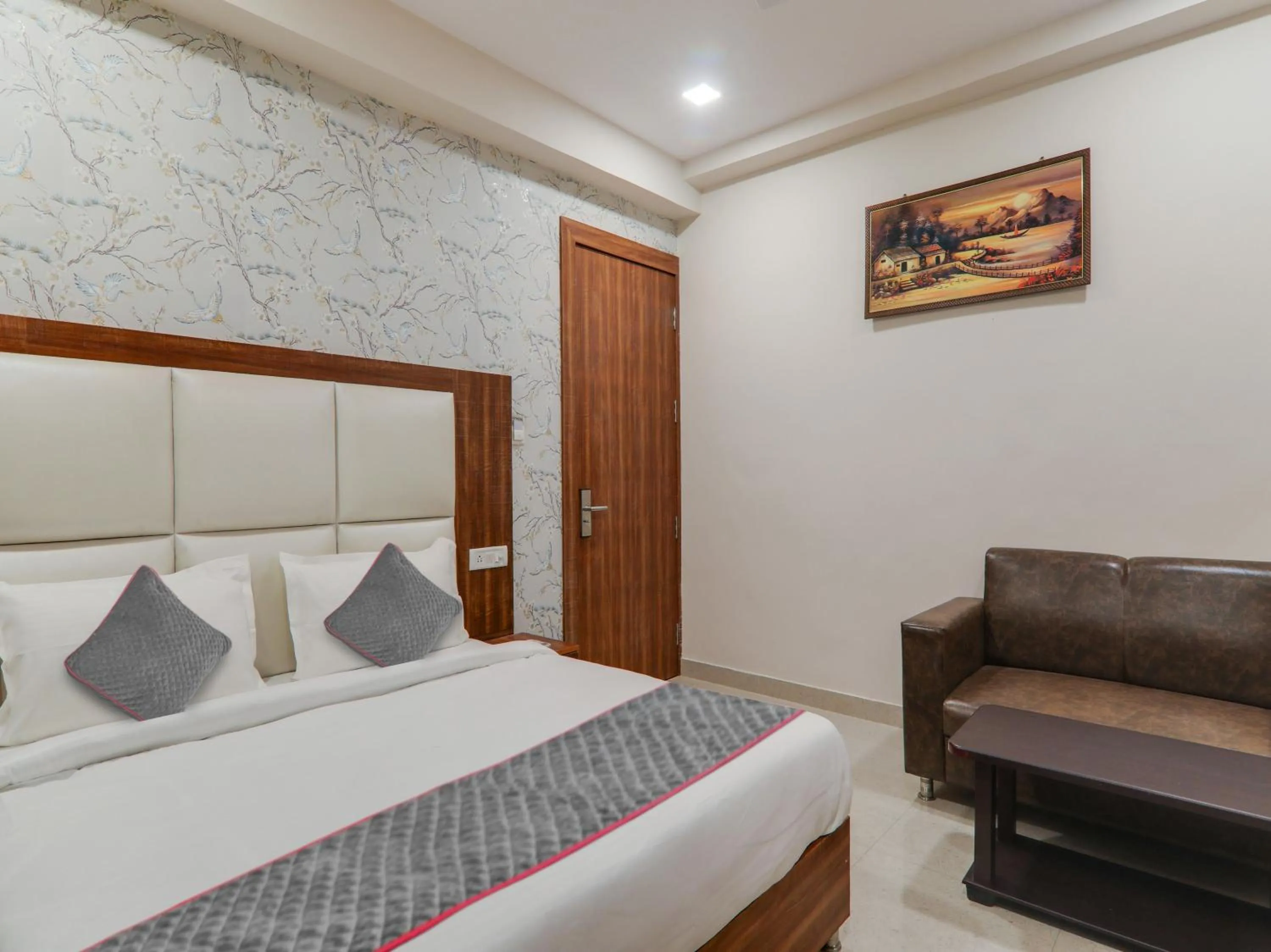 Bedroom in Townhouse Majestic Hotel Near Phoenix Palassio