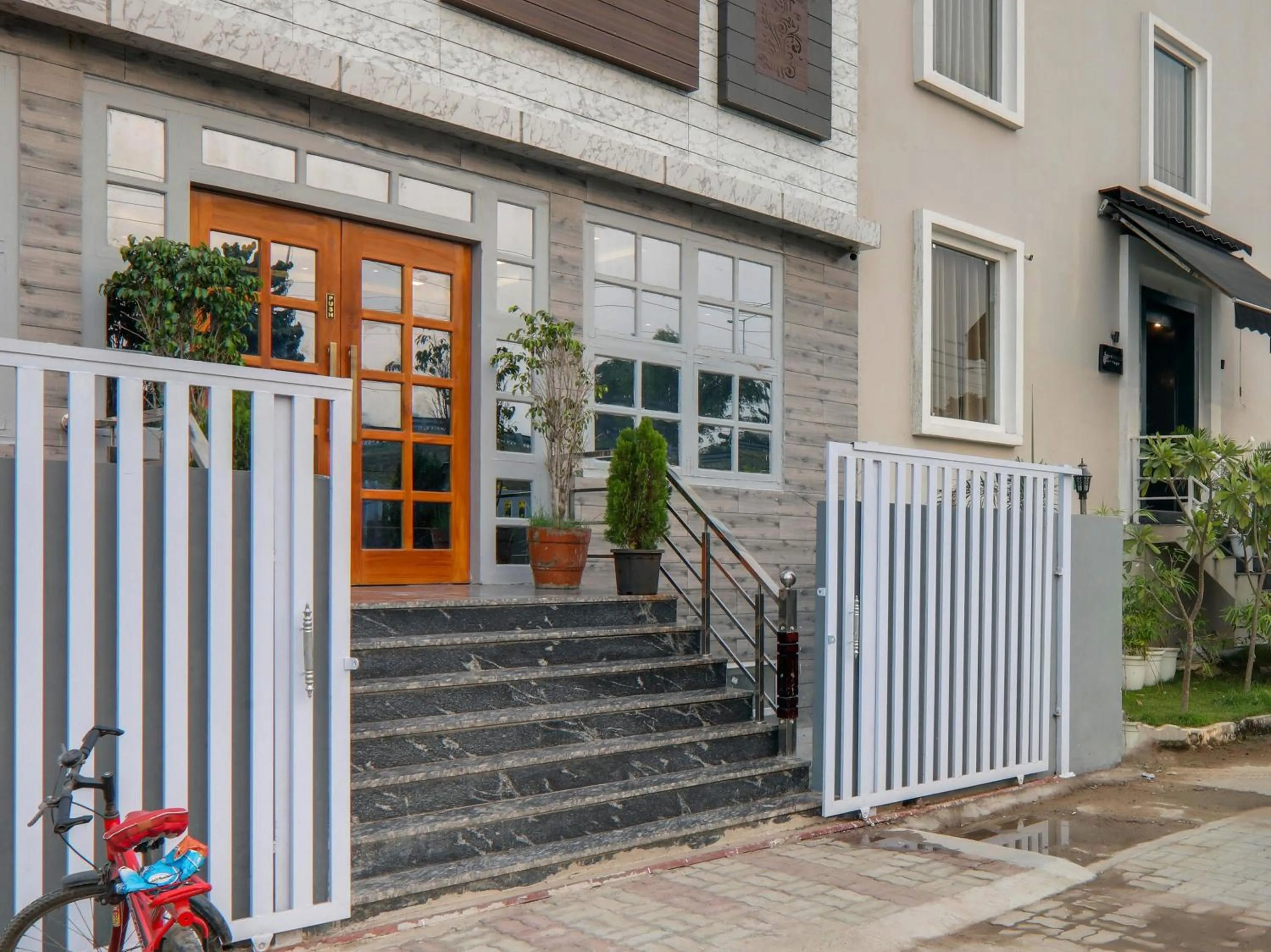 Facade/entrance in Townhouse Majestic Hotel Near Phoenix Palassio