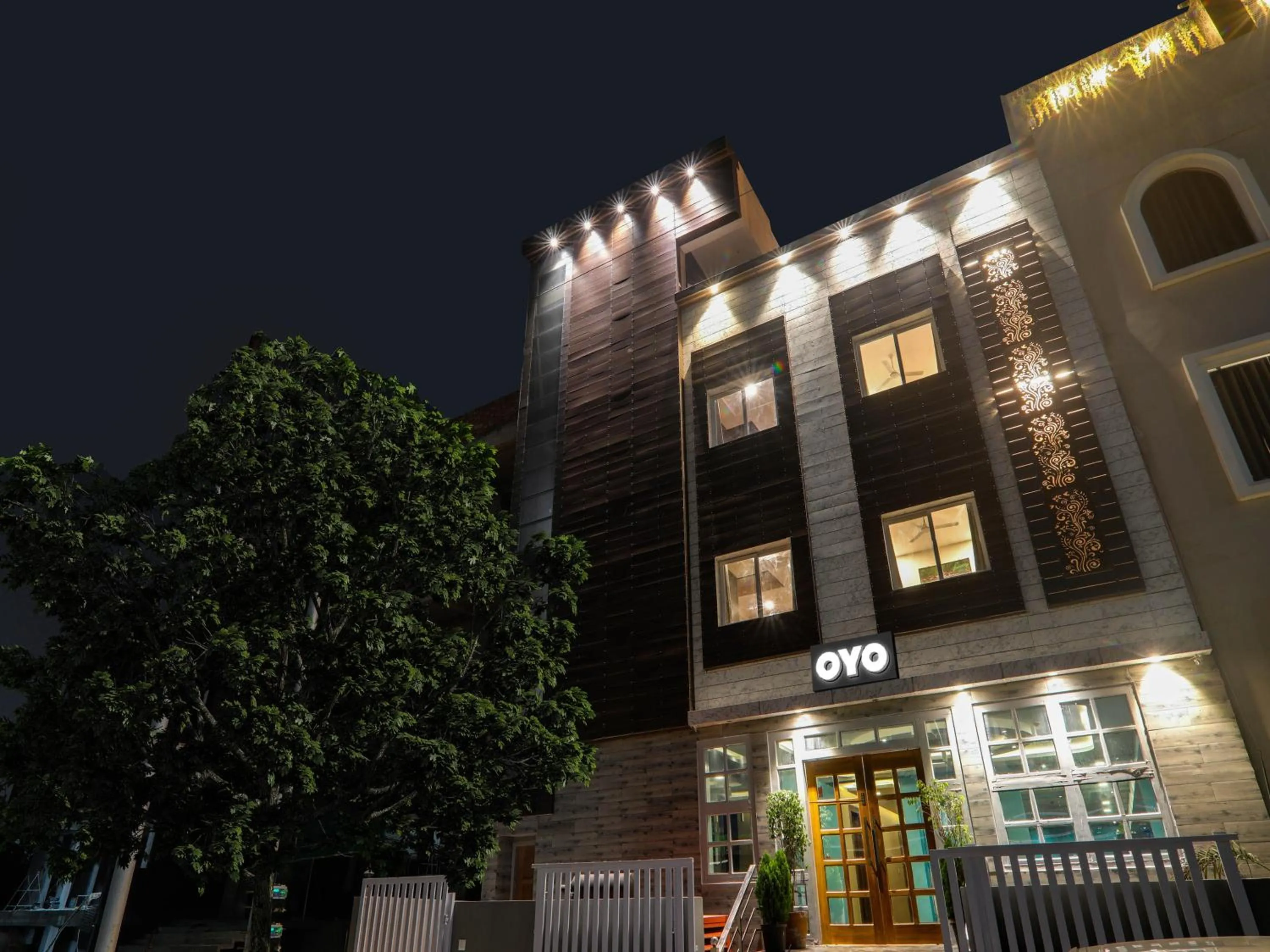 Facade/entrance in Townhouse Majestic Hotel Near Phoenix Palassio