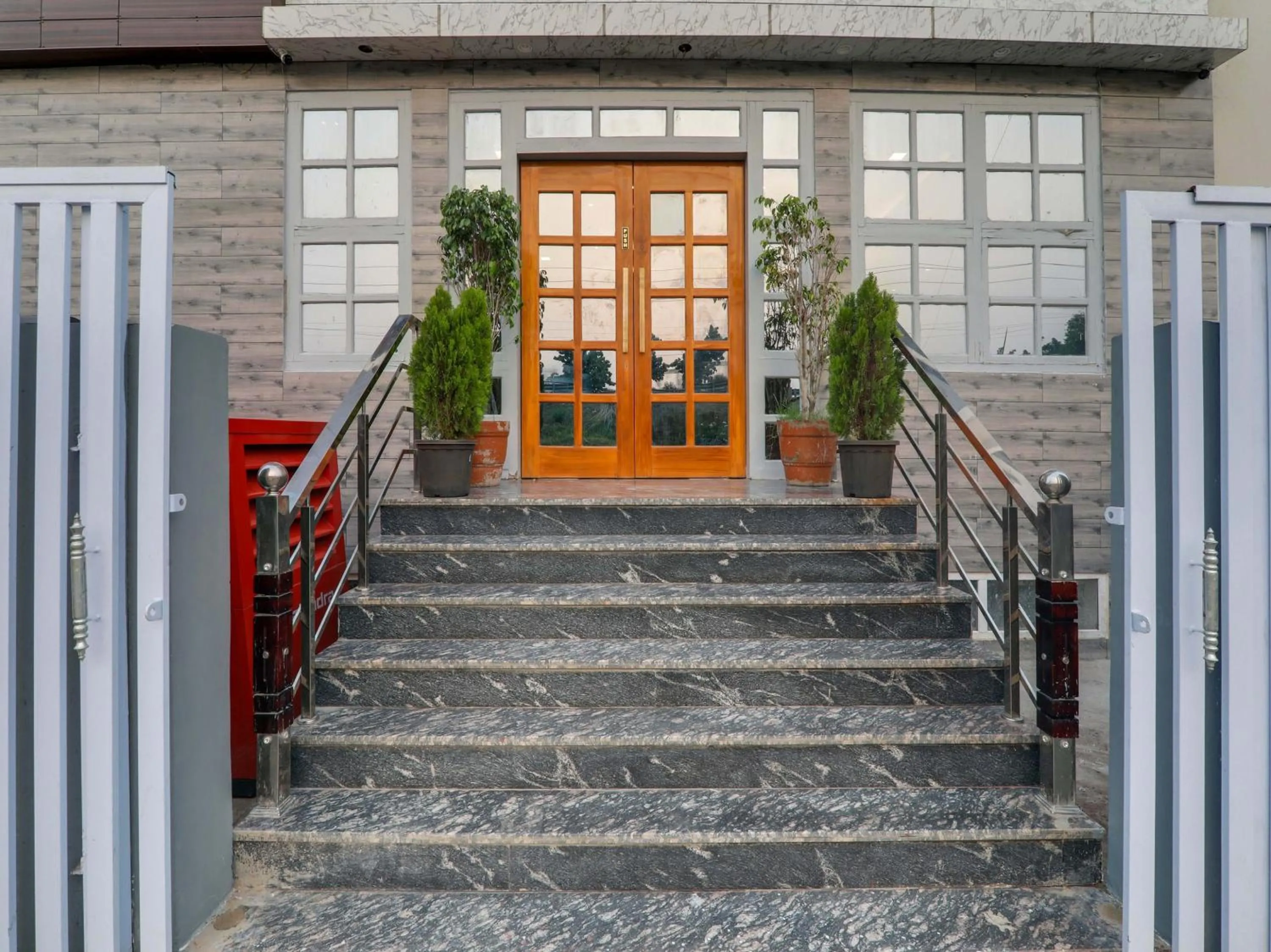 Facade/entrance in Townhouse Majestic Hotel Near Phoenix Palassio