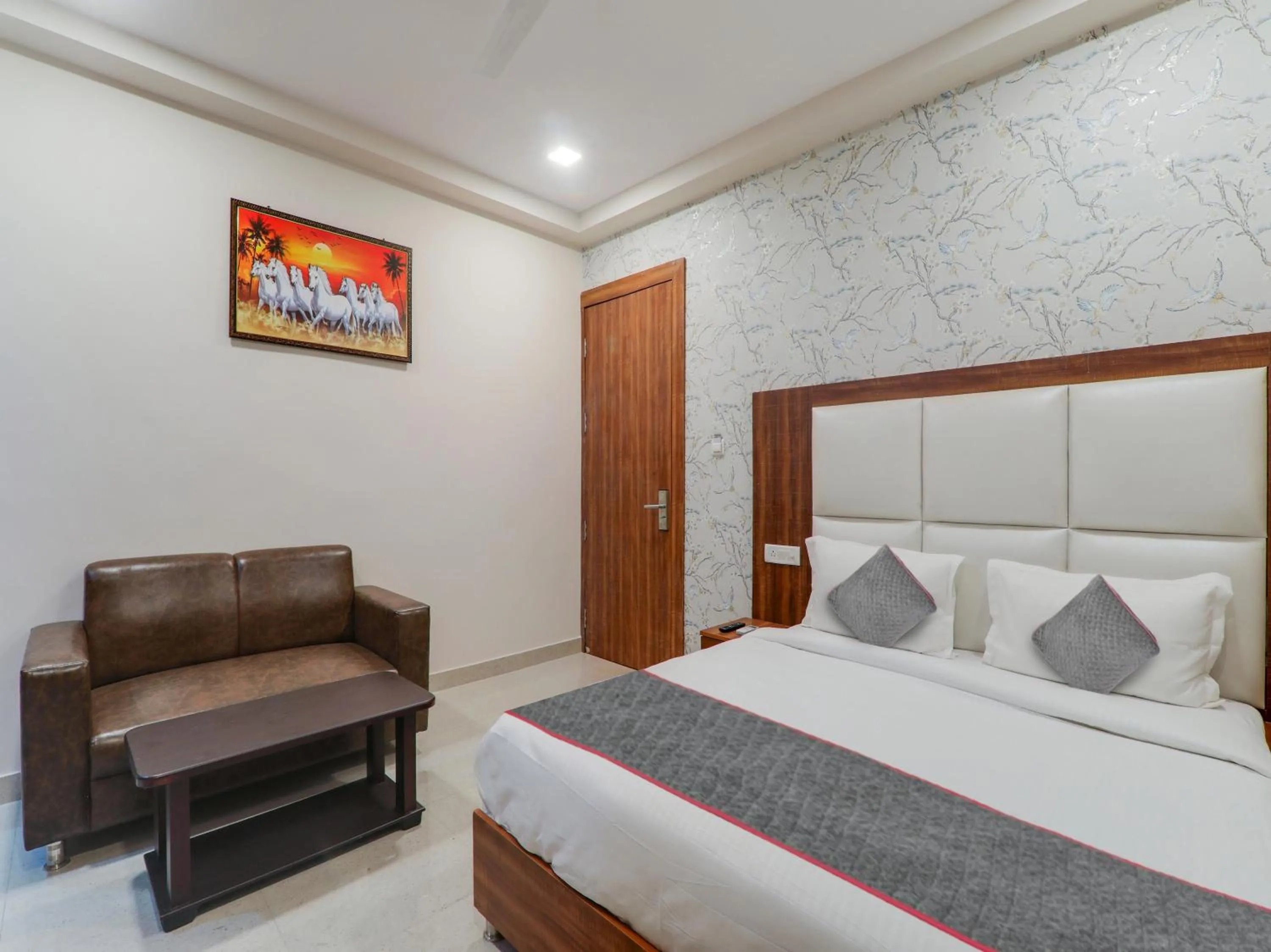 Bedroom in Townhouse Majestic Hotel Near Phoenix Palassio