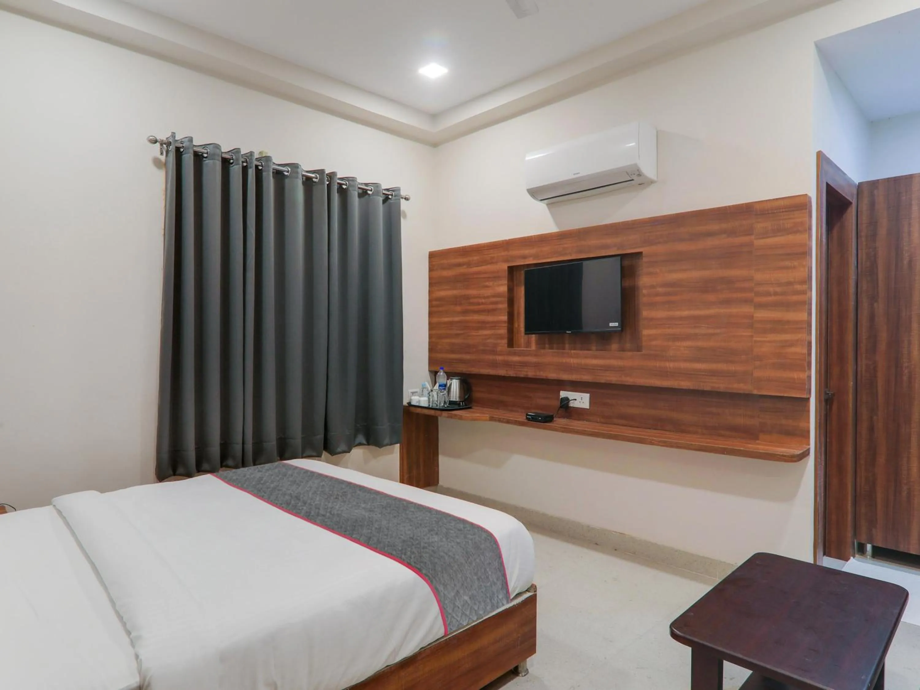 Bedroom in Townhouse Majestic Hotel Near Phoenix Palassio