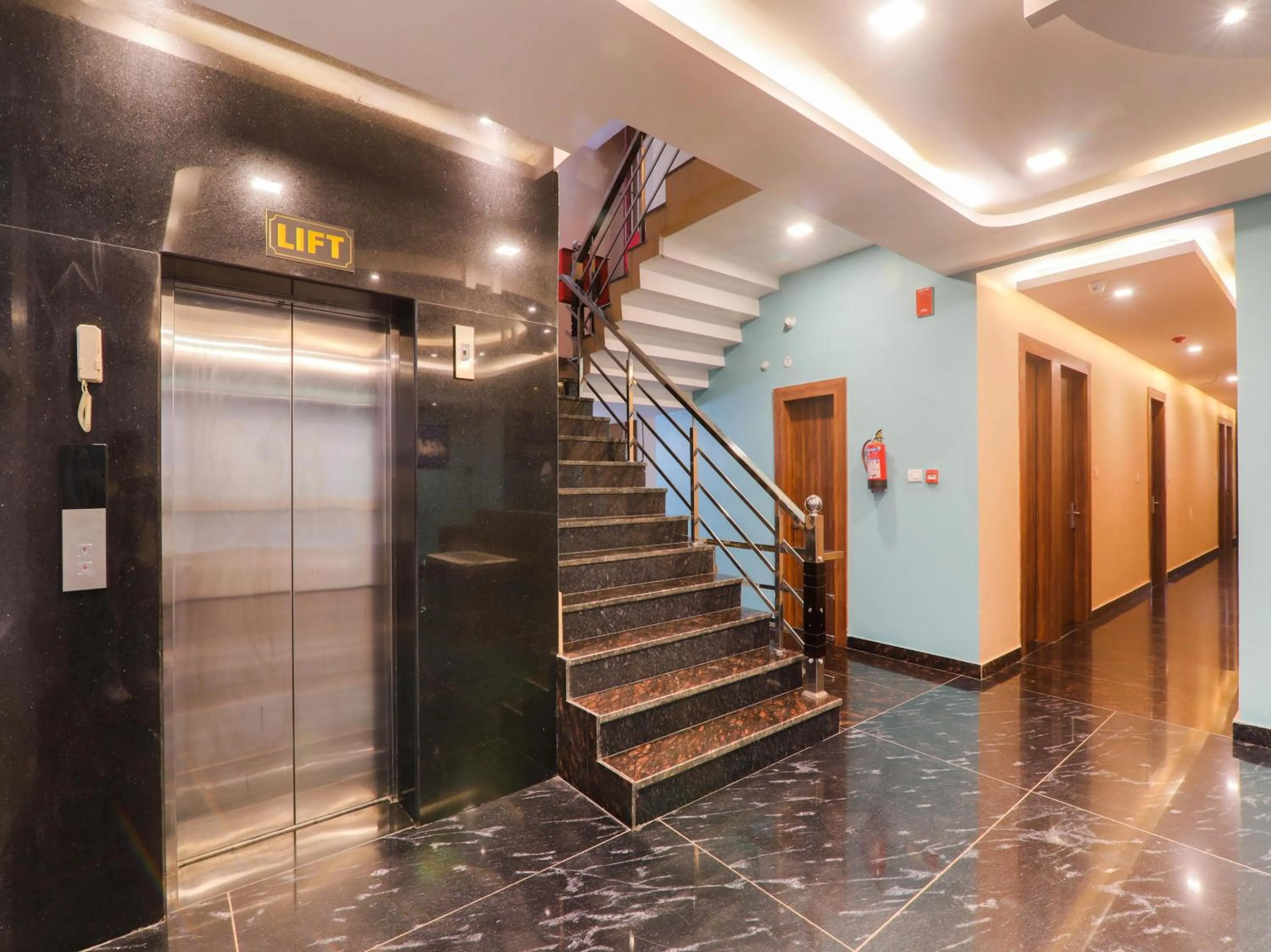 Lobby or reception in Townhouse Majestic Hotel Near Phoenix Palassio