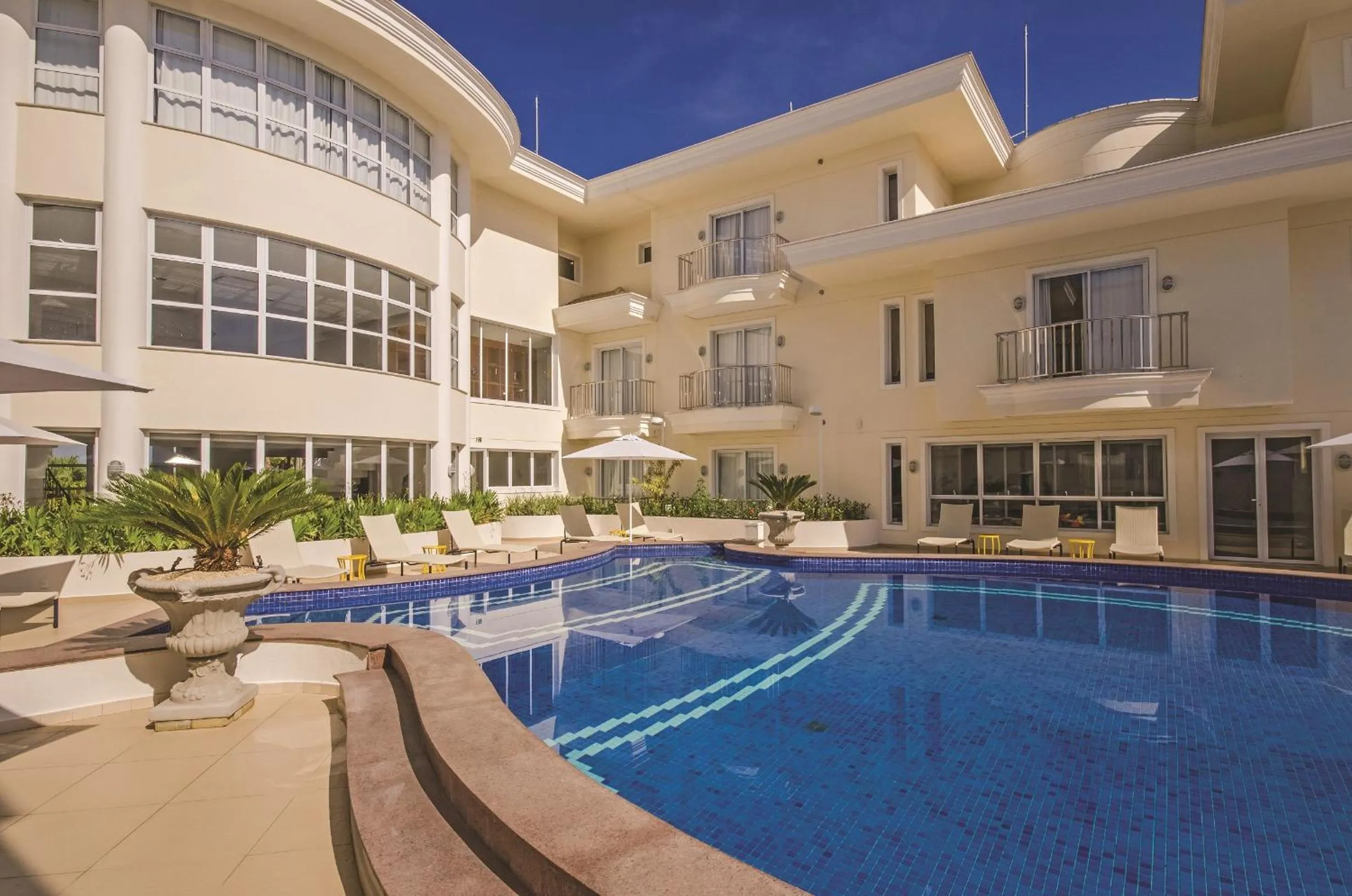 Swimming pool in Doral Guarujá