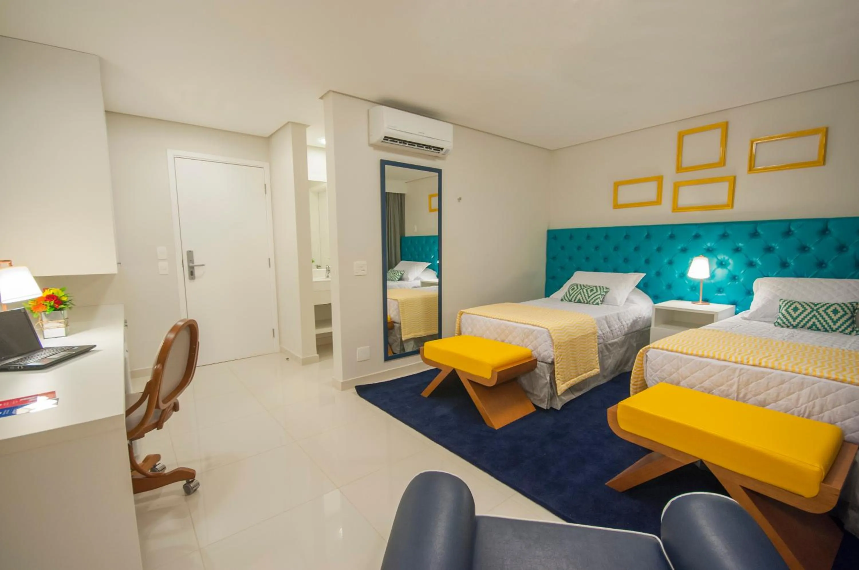 Photo of the whole room, Bed in Doral Guarujá