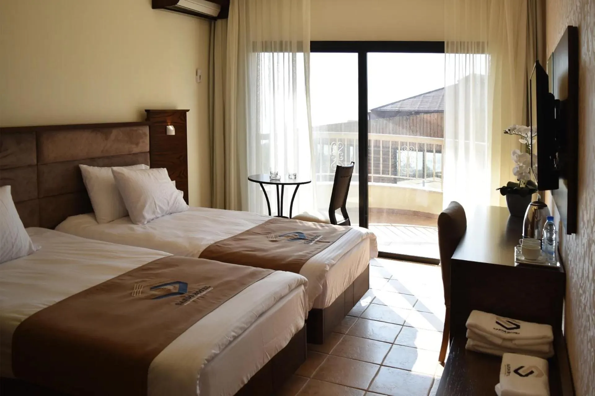 Communal lounge/ TV room, Bed in Sands Hotel