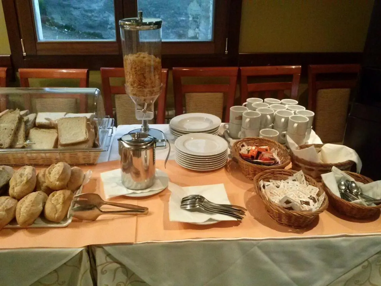 Buffet breakfast in Alojamiento Calzada Romana