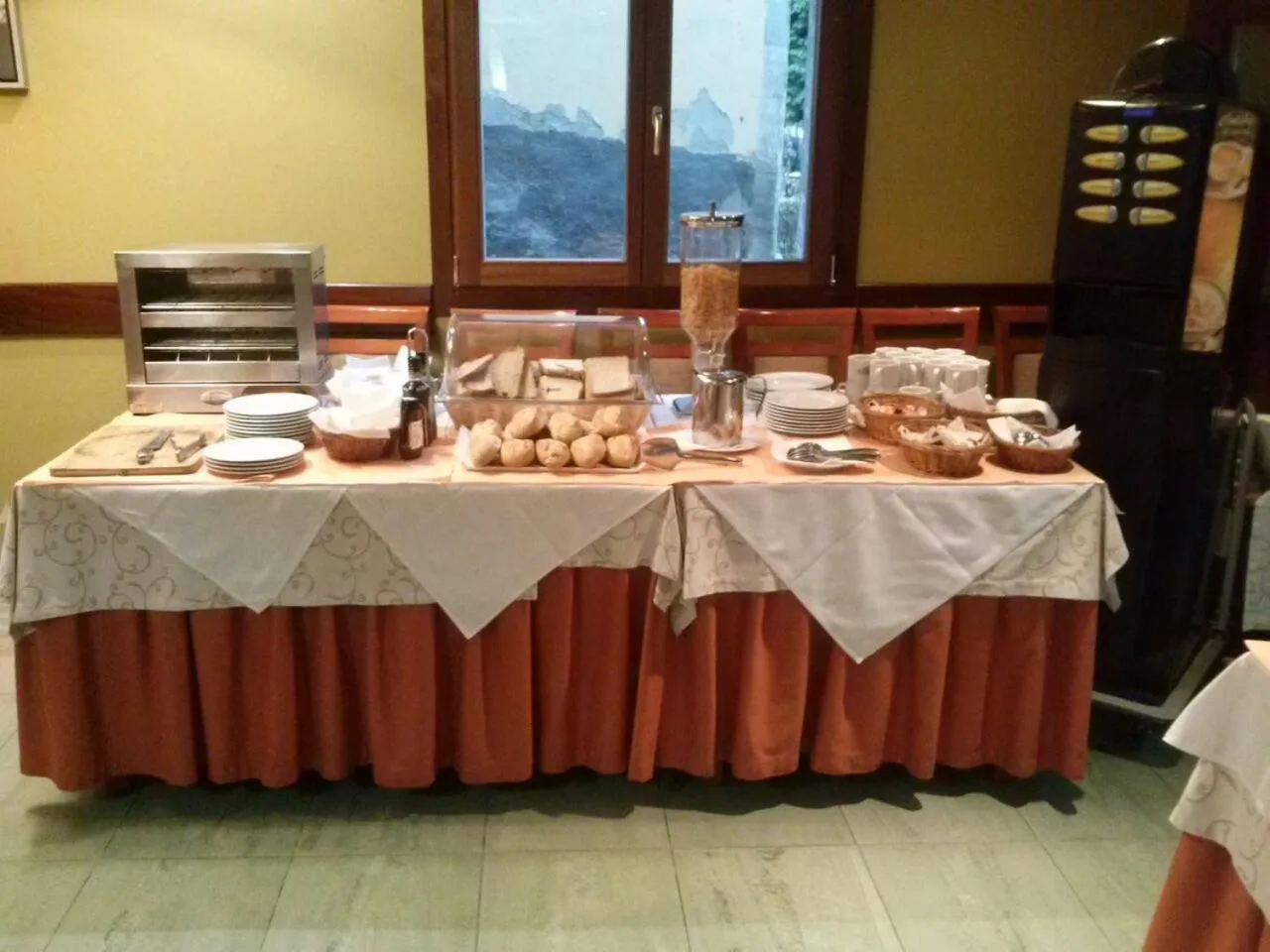 Buffet breakfast in Alojamiento Calzada Romana