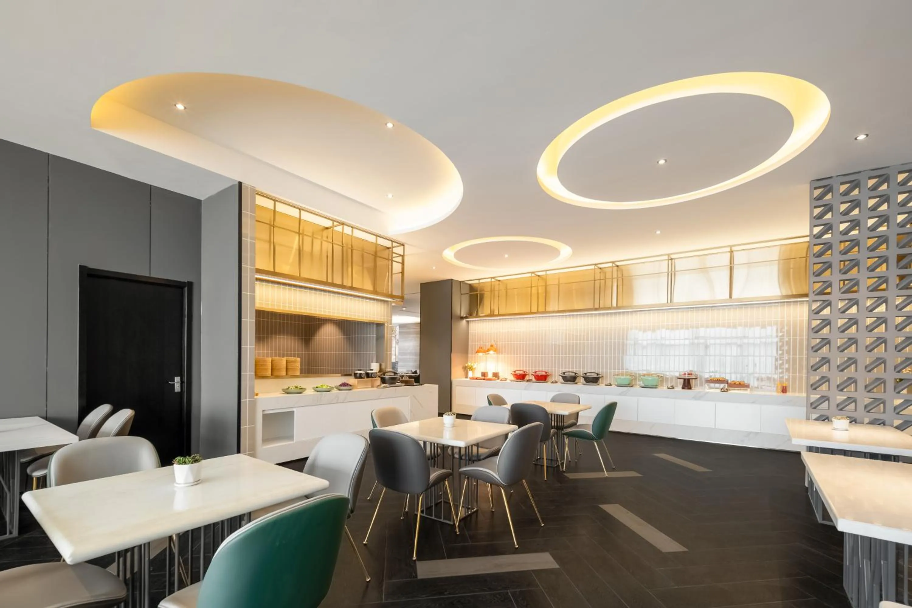 Restaurant/places to eat in Atour X Hotel Shanghai International Tourism and Resort Safari Park