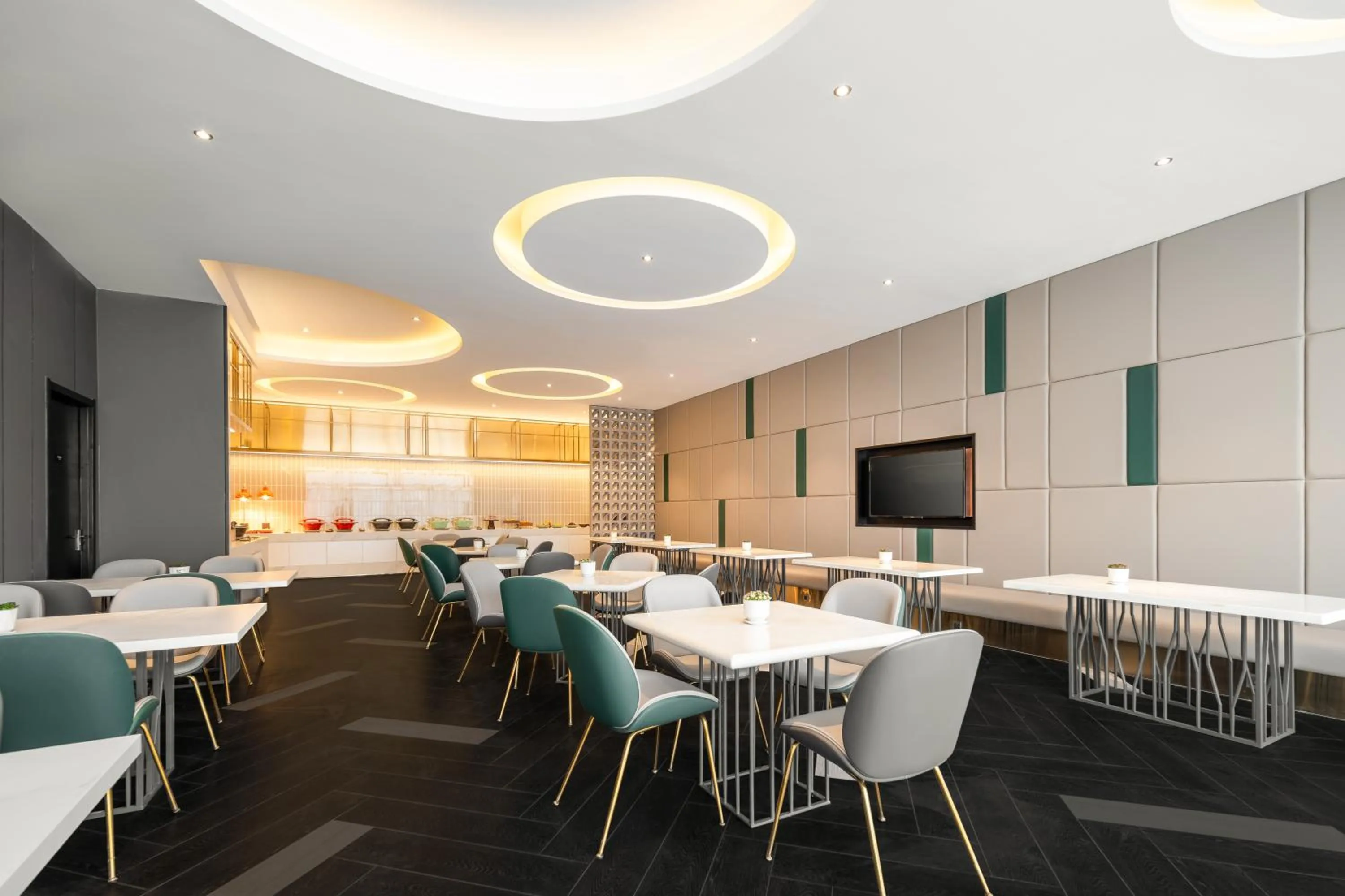 Restaurant/places to eat in Atour X Hotel Shanghai International Tourism and Resort Safari Park