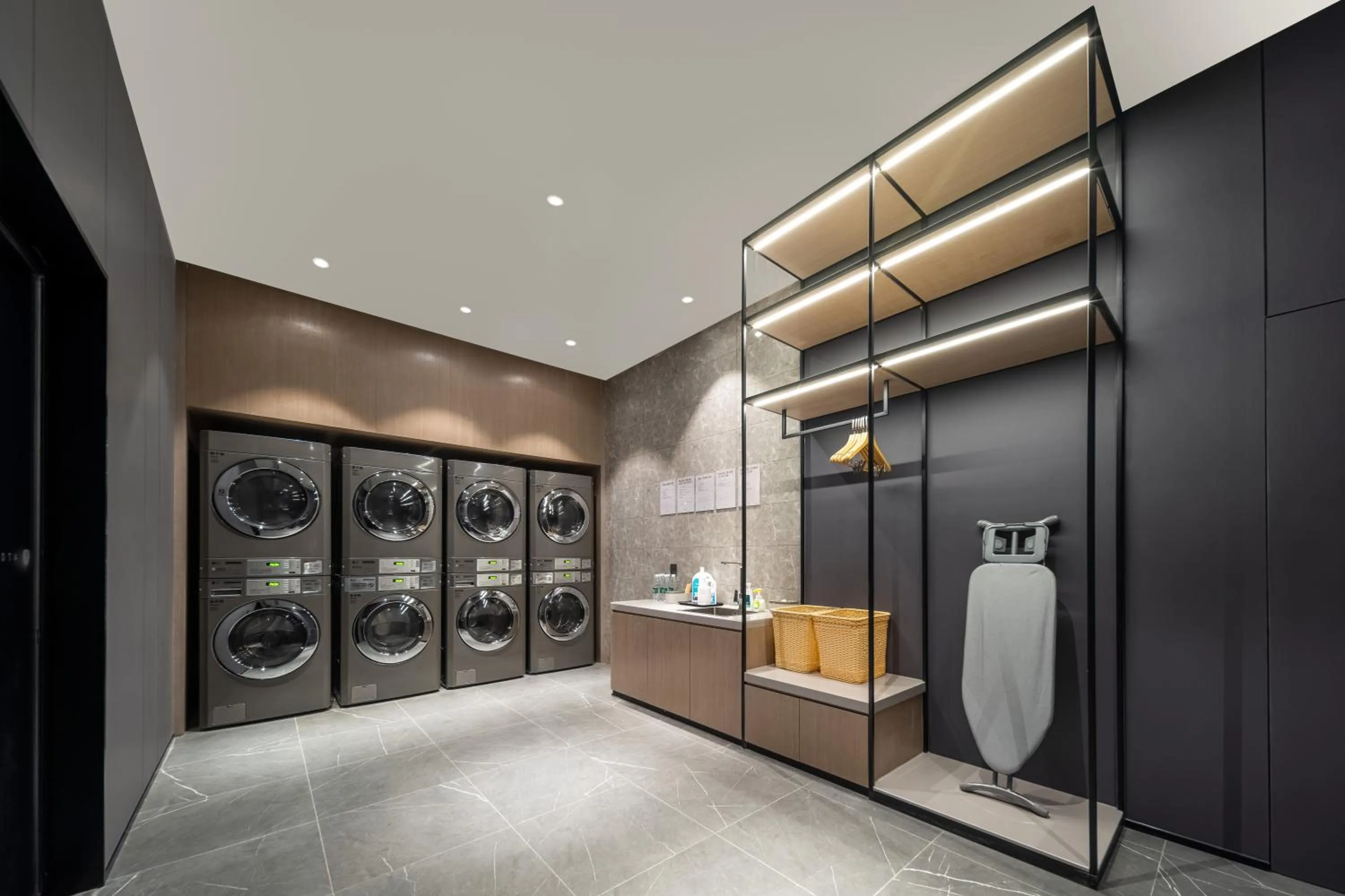 wardrobe in Atour X Hotel Shanghai International Tourism and Resort Safari Park