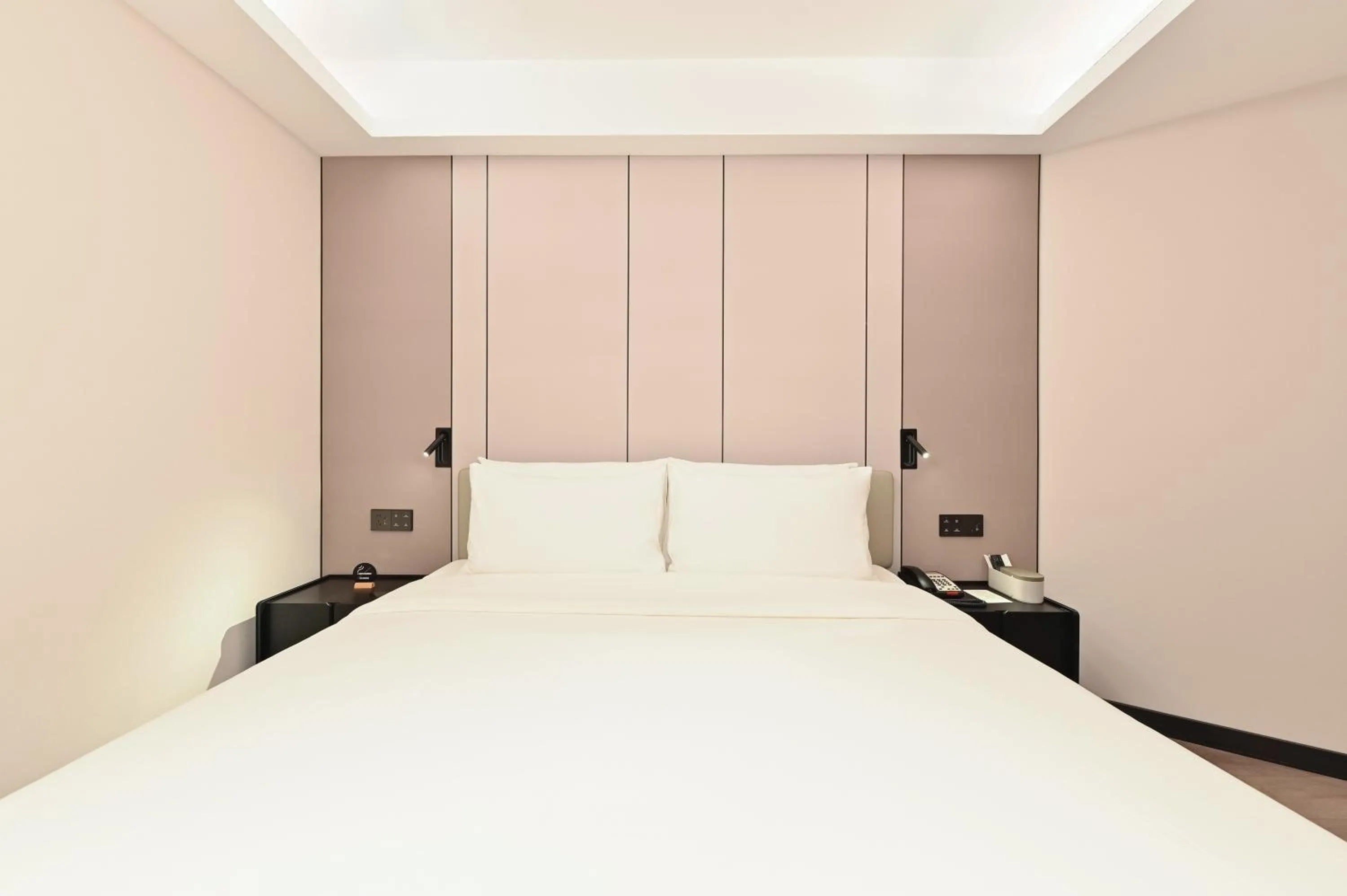 Bed in Atour Hotel Dalian Zhongshan Square