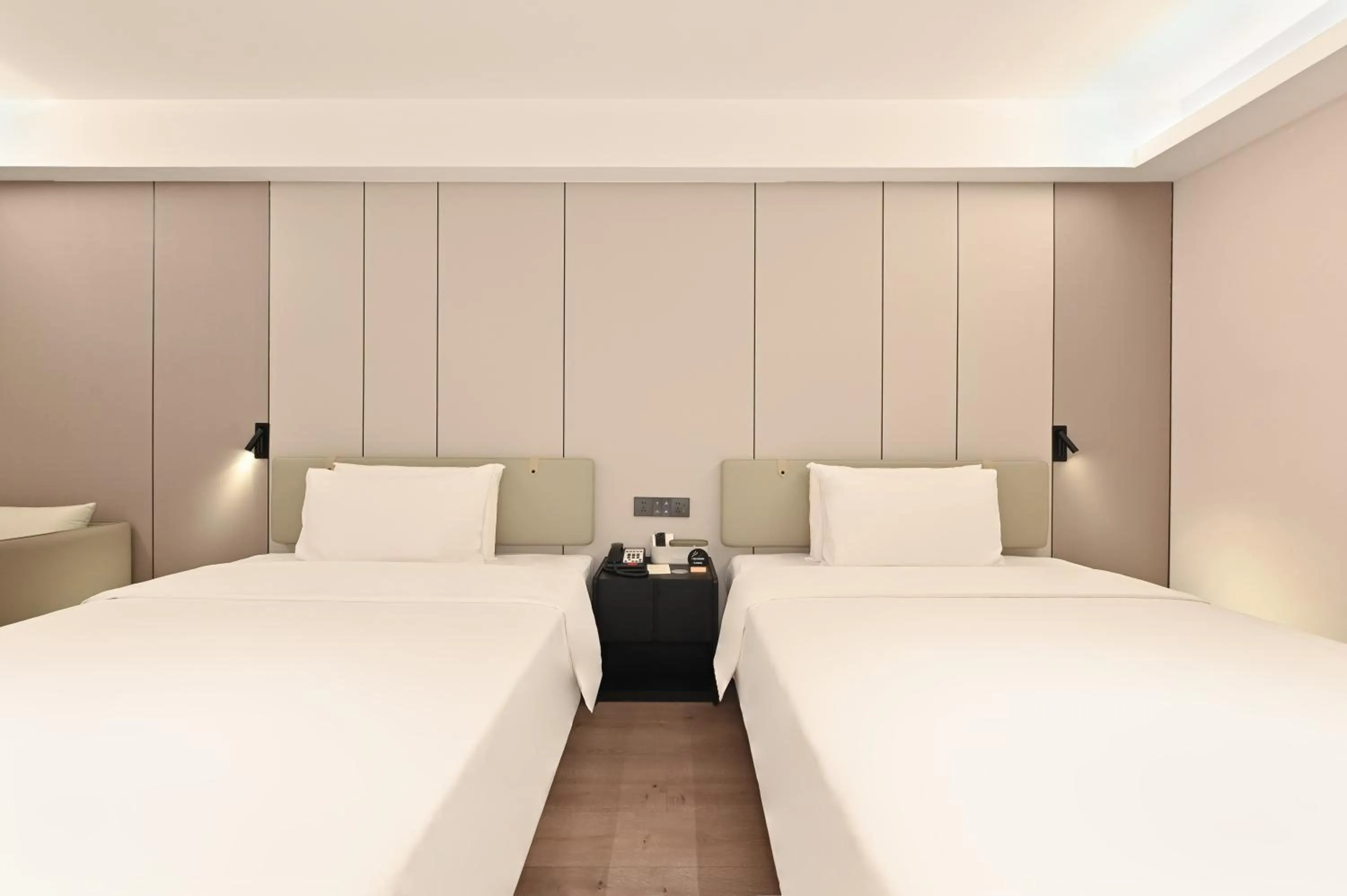 Bed in Atour Hotel Dalian Zhongshan Square