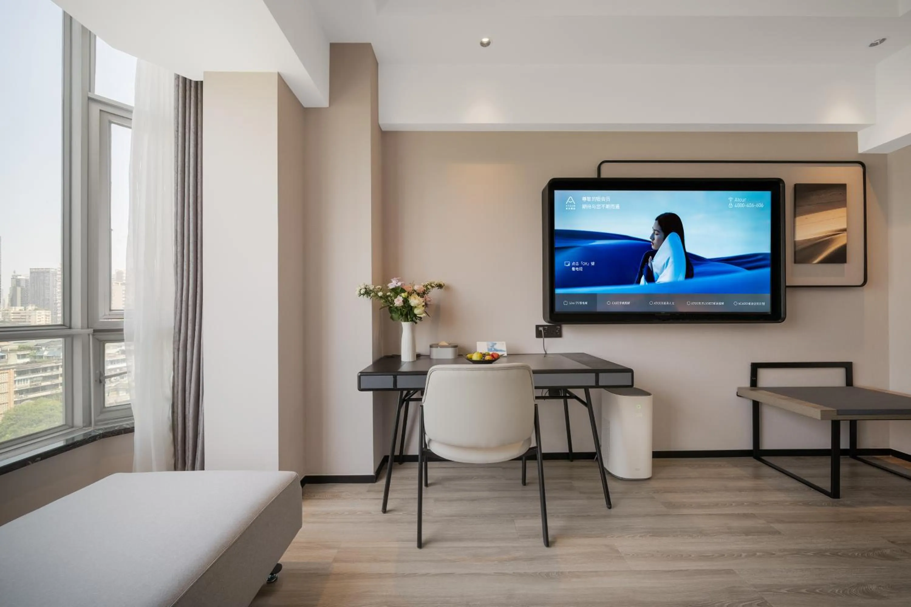 Communal lounge/ TV room in Atour Hotel Chengdu Taikoo Li Riverside