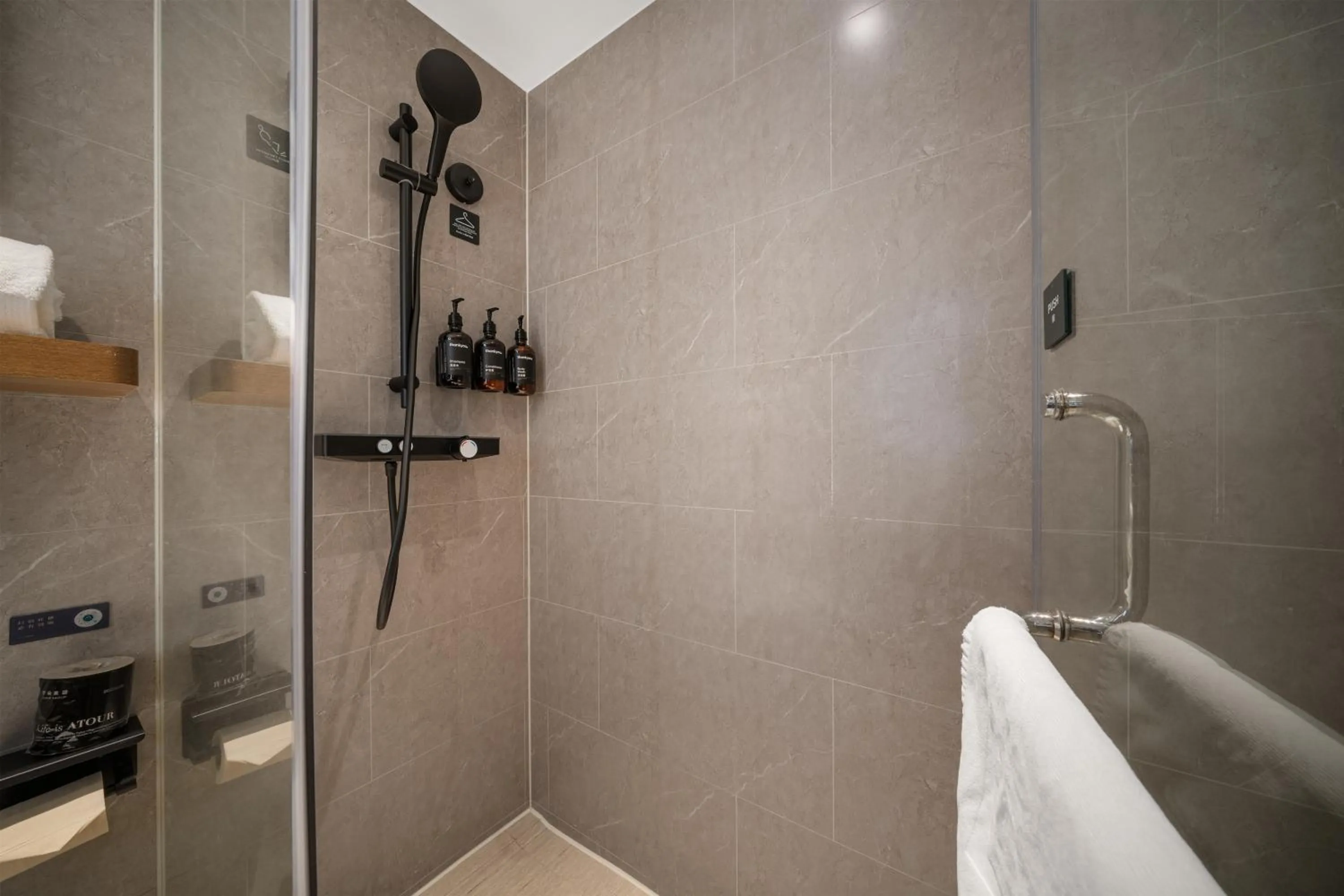 Shower in Atour Hotel Chengdu Taikoo Li Riverside