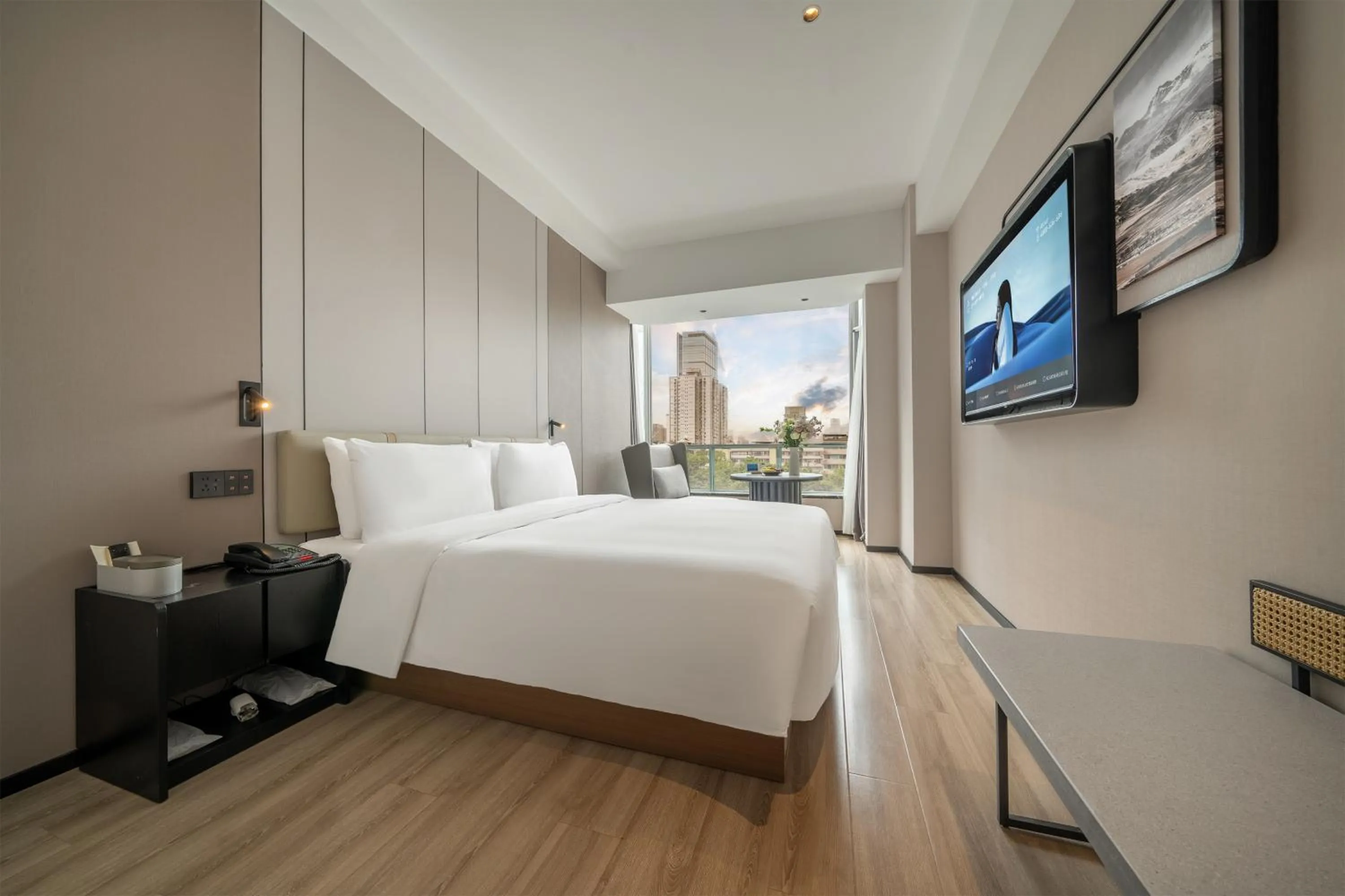 Communal lounge/ TV room, Bed in Atour Hotel Chengdu Taikoo Li Riverside