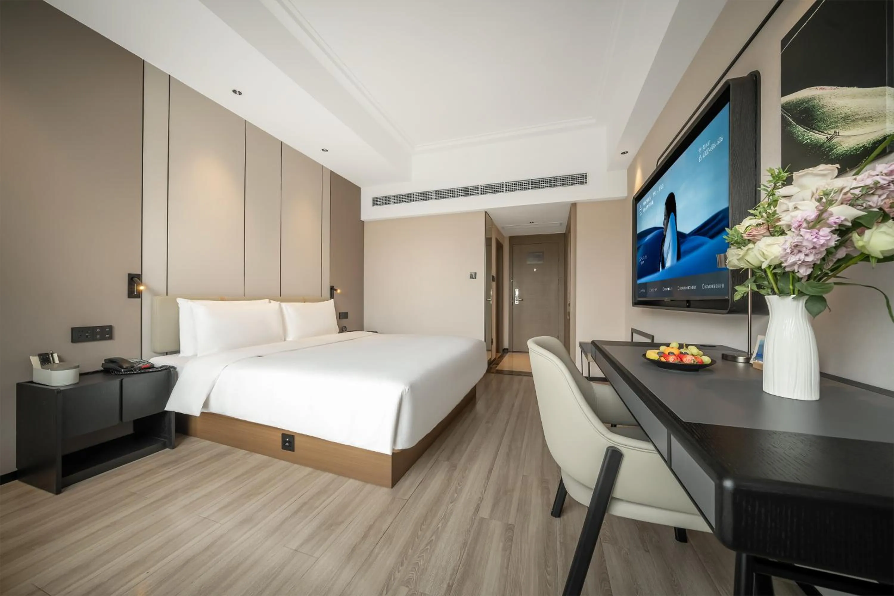 Communal lounge/ TV room, Bed in Atour Hotel Chengdu Taikoo Li Riverside
