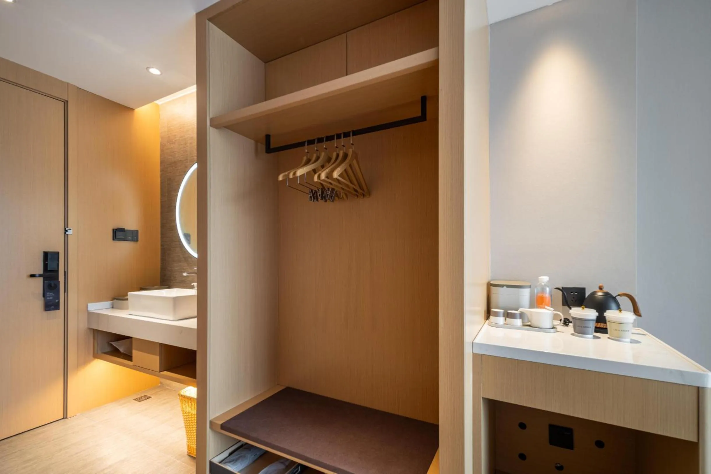 Atour Hotel Taizhou Linhai Taizhou University