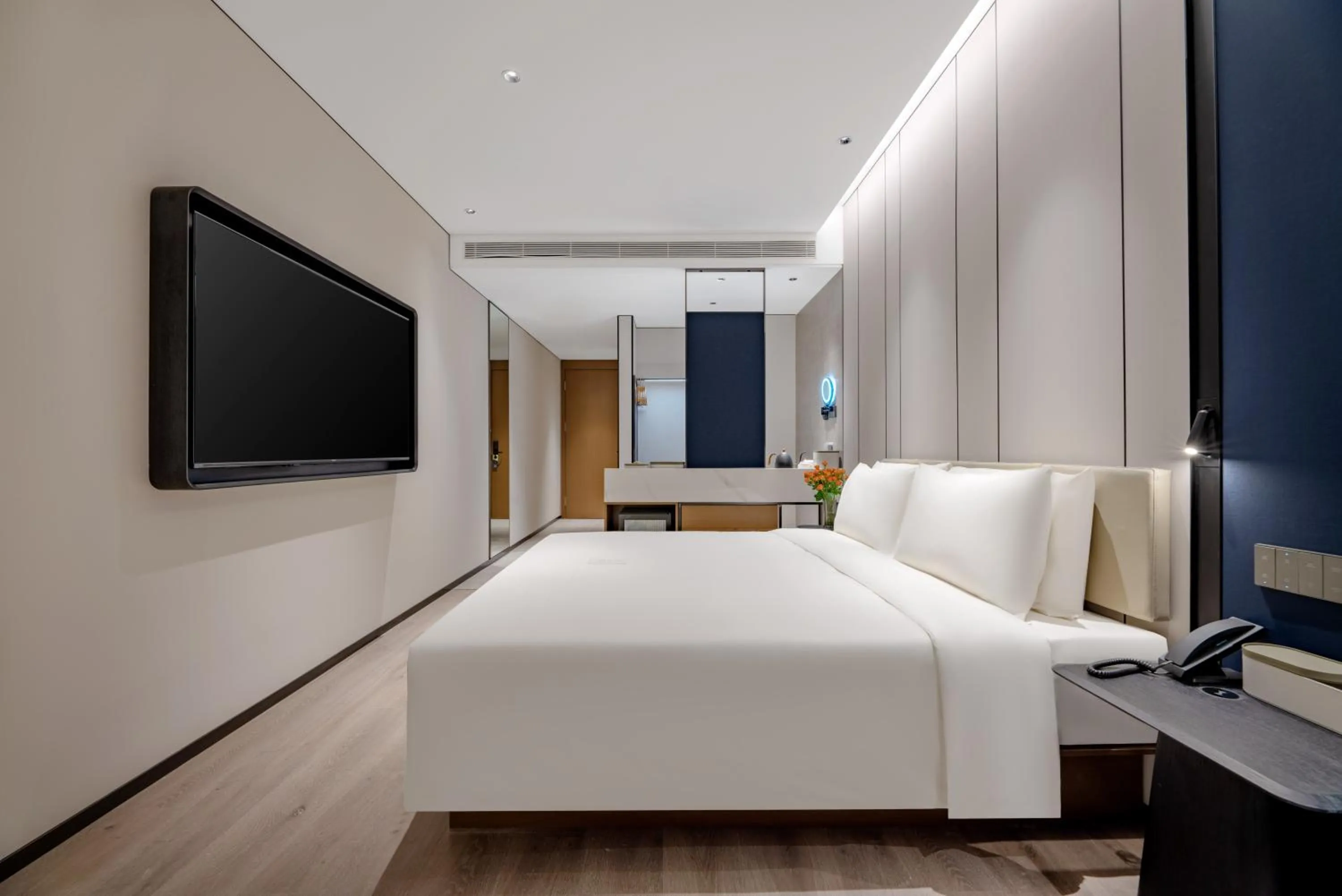 Photo of the whole room, Bed in Atour Hotel Qingdao Laoshan Shilaoren Beach