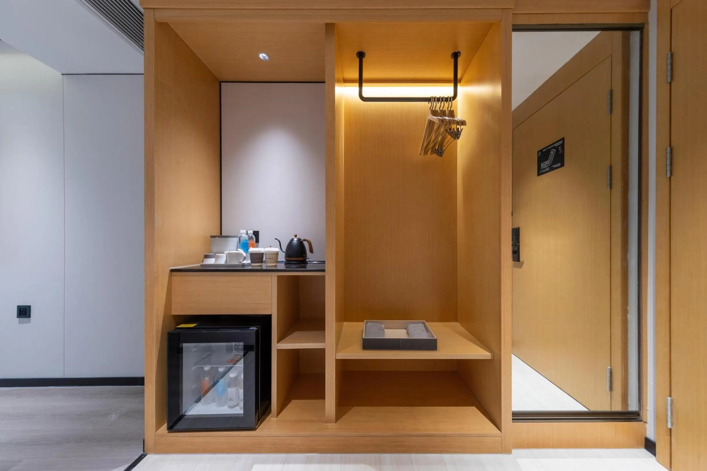 wardrobe in Atour X Hotel Guangzhou Baiyun International Airport Renhe Station