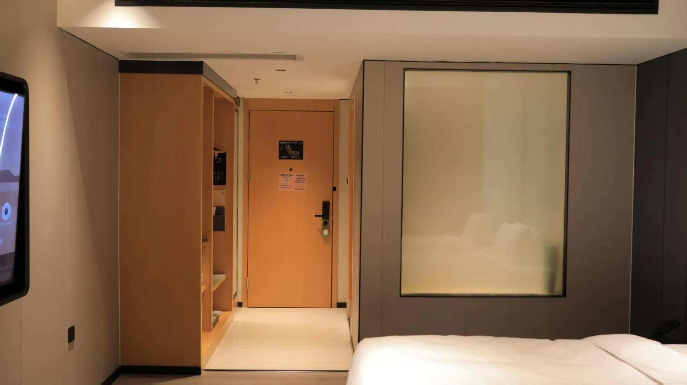 Bathroom, Bed in Atour X Hotel Guangzhou Baiyun International Airport Renhe Station
