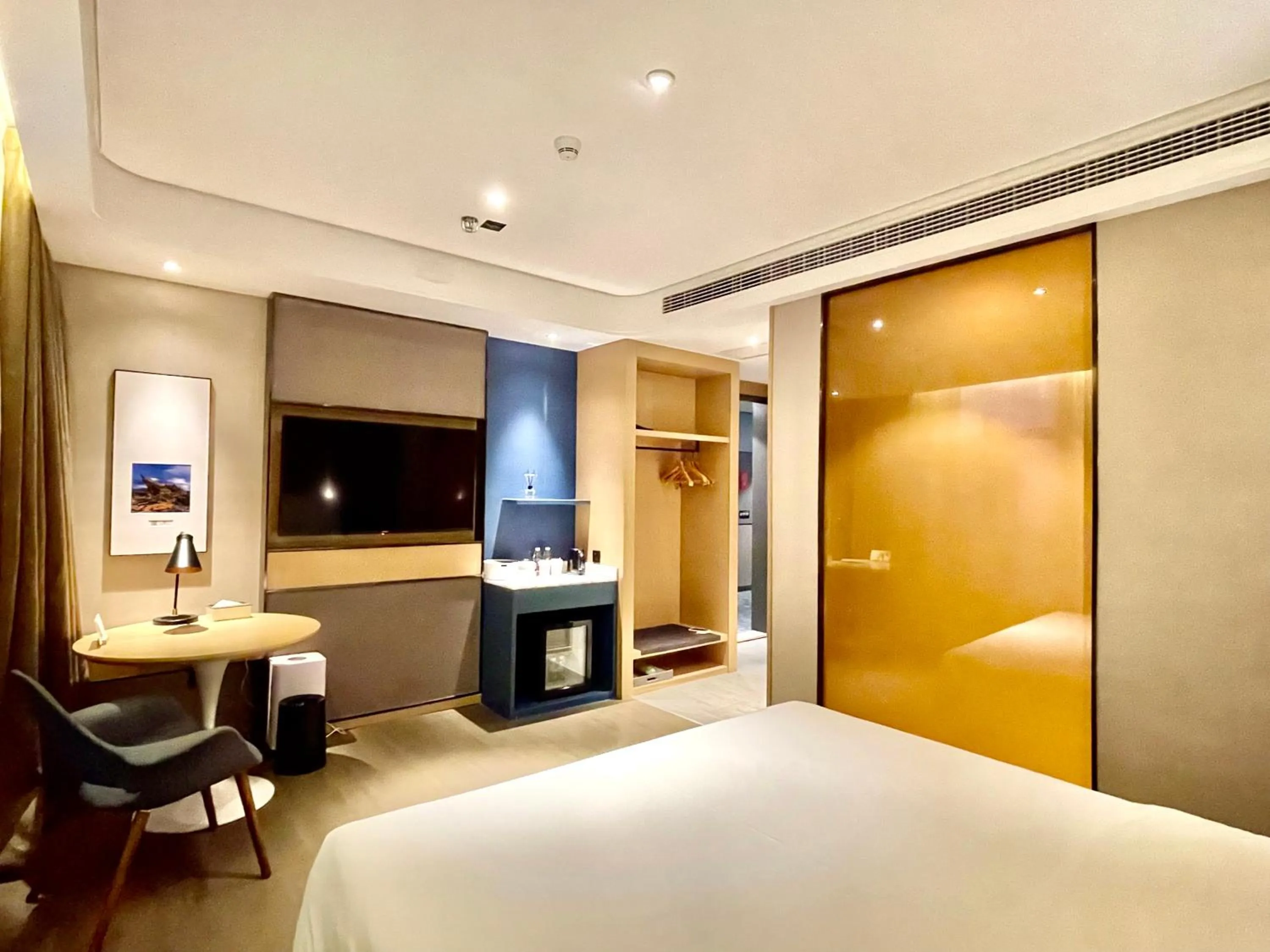 Photo of the whole room, Bed in Atour Hotel Shenzhen Nanshan Shekou