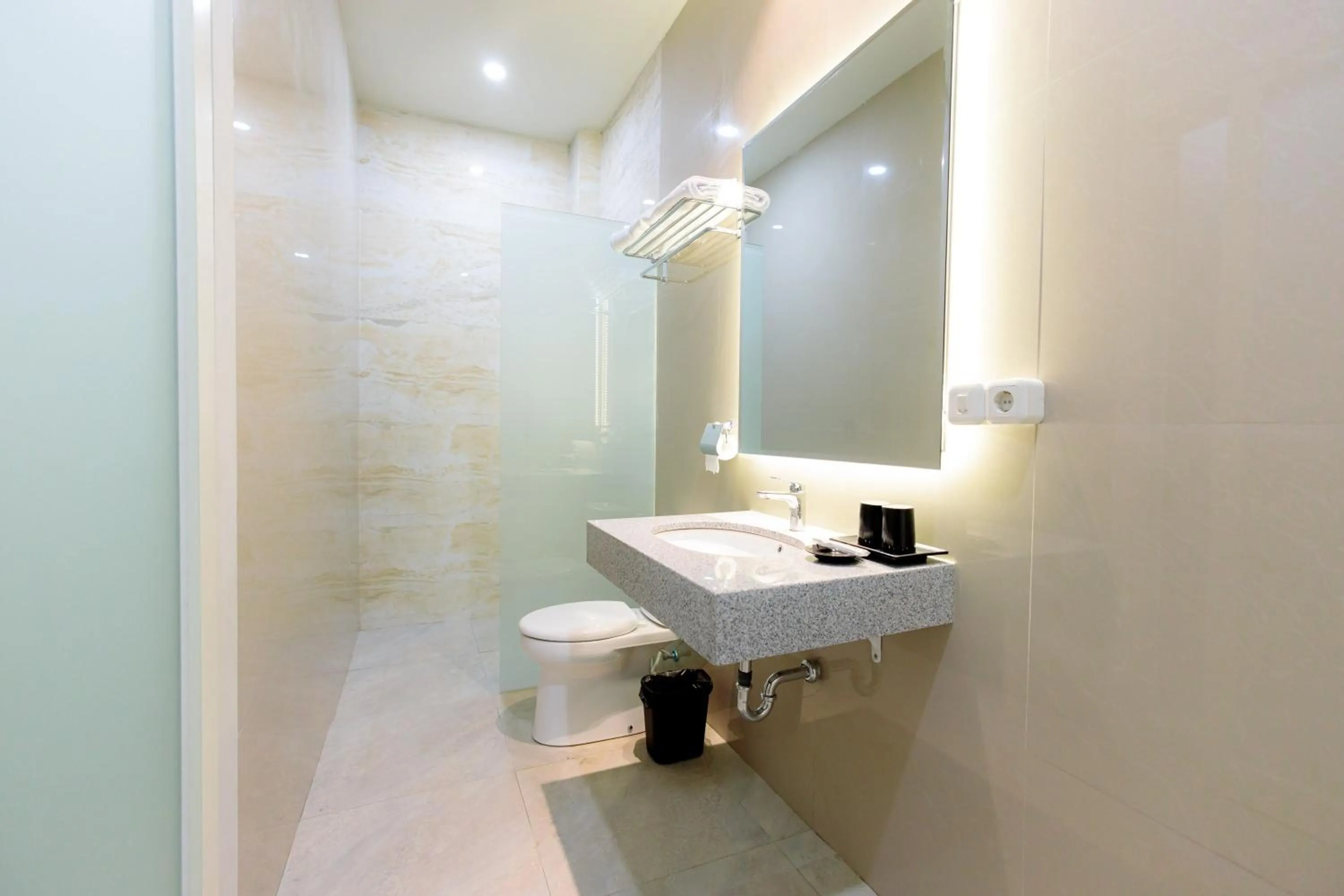 Bathroom in Sans Hotel 88 Andalan Surabaya by RedDoorz