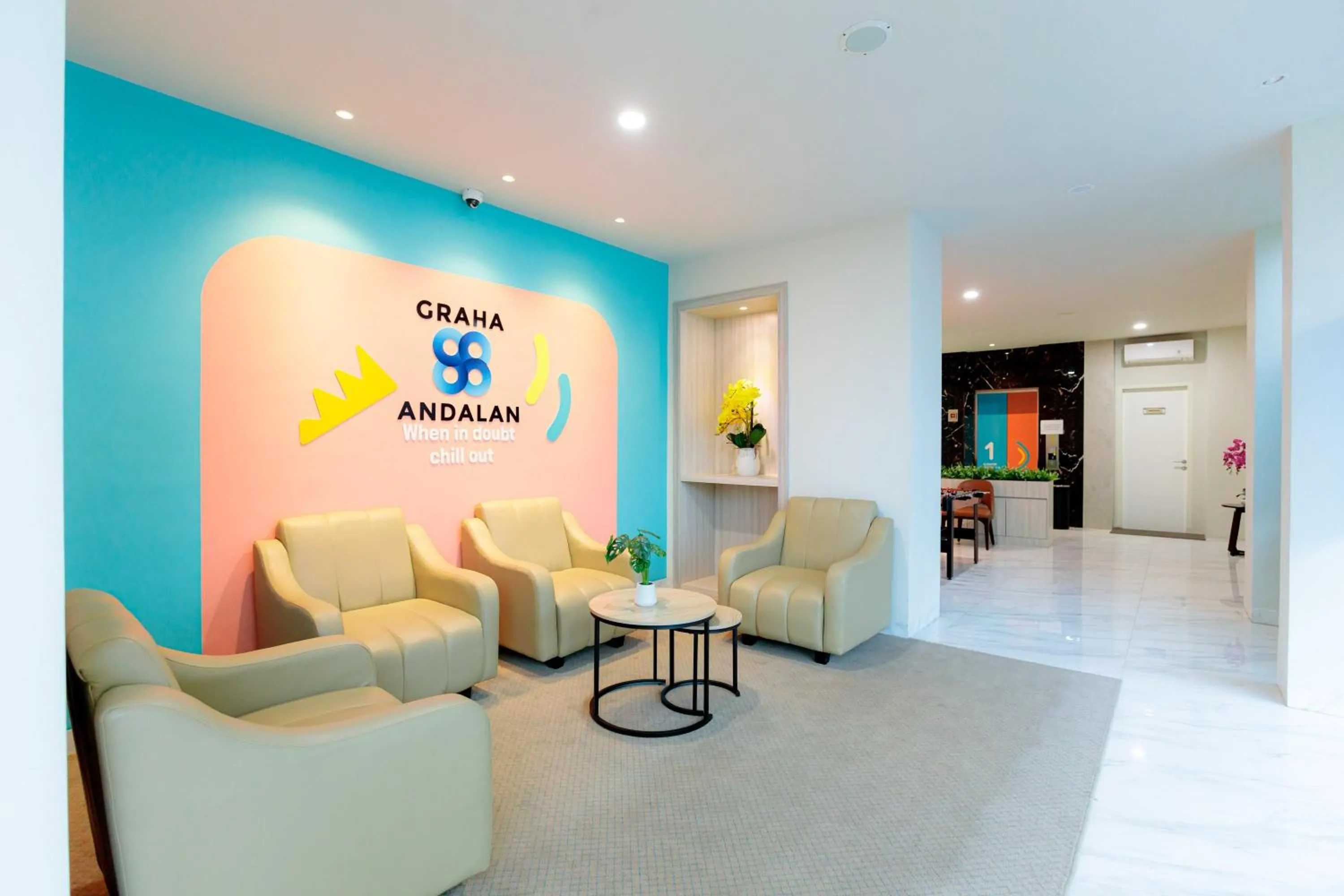 Living room in Sans Hotel 88 Andalan Surabaya by RedDoorz