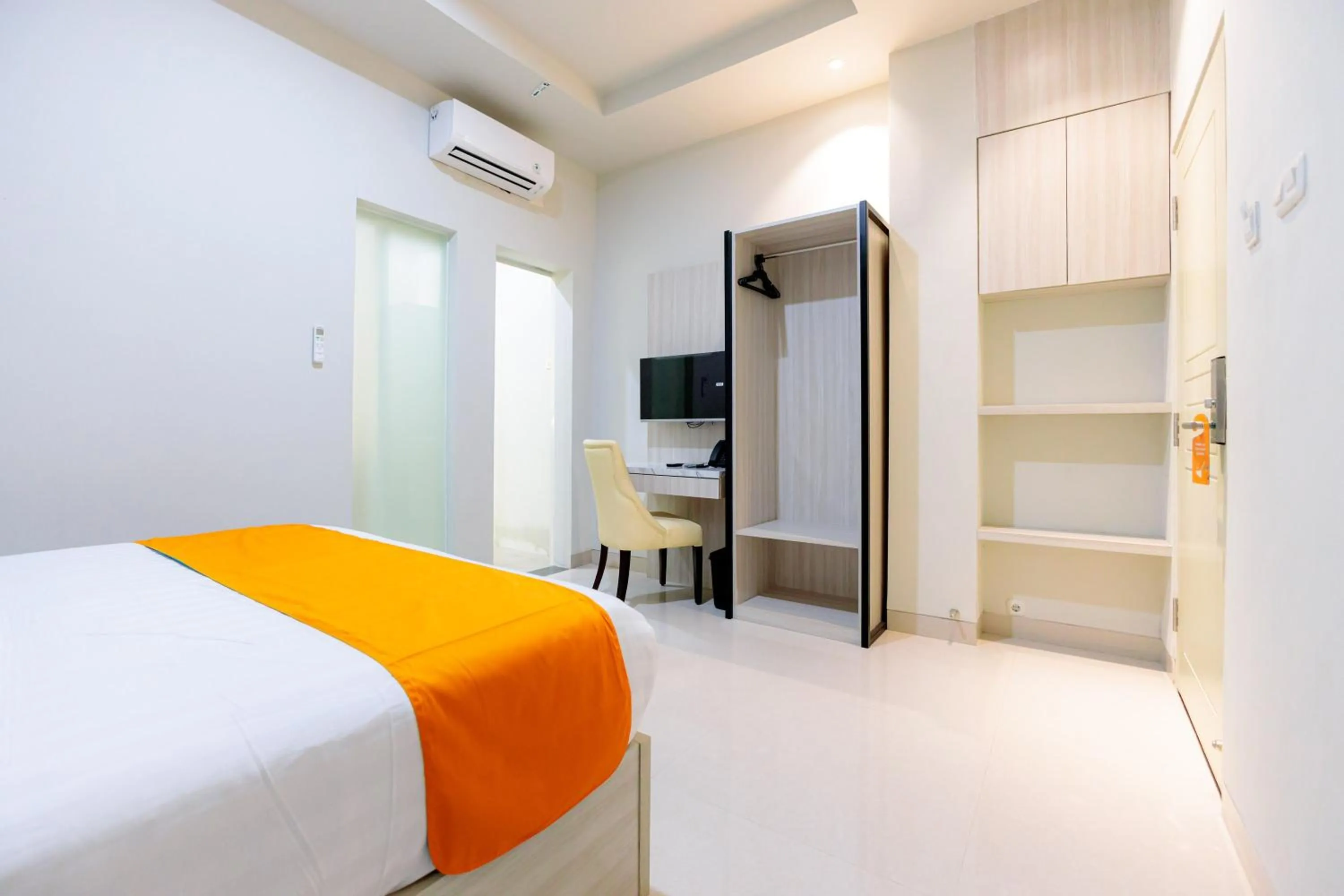 Bed in Sans Hotel 88 Andalan Surabaya by RedDoorz