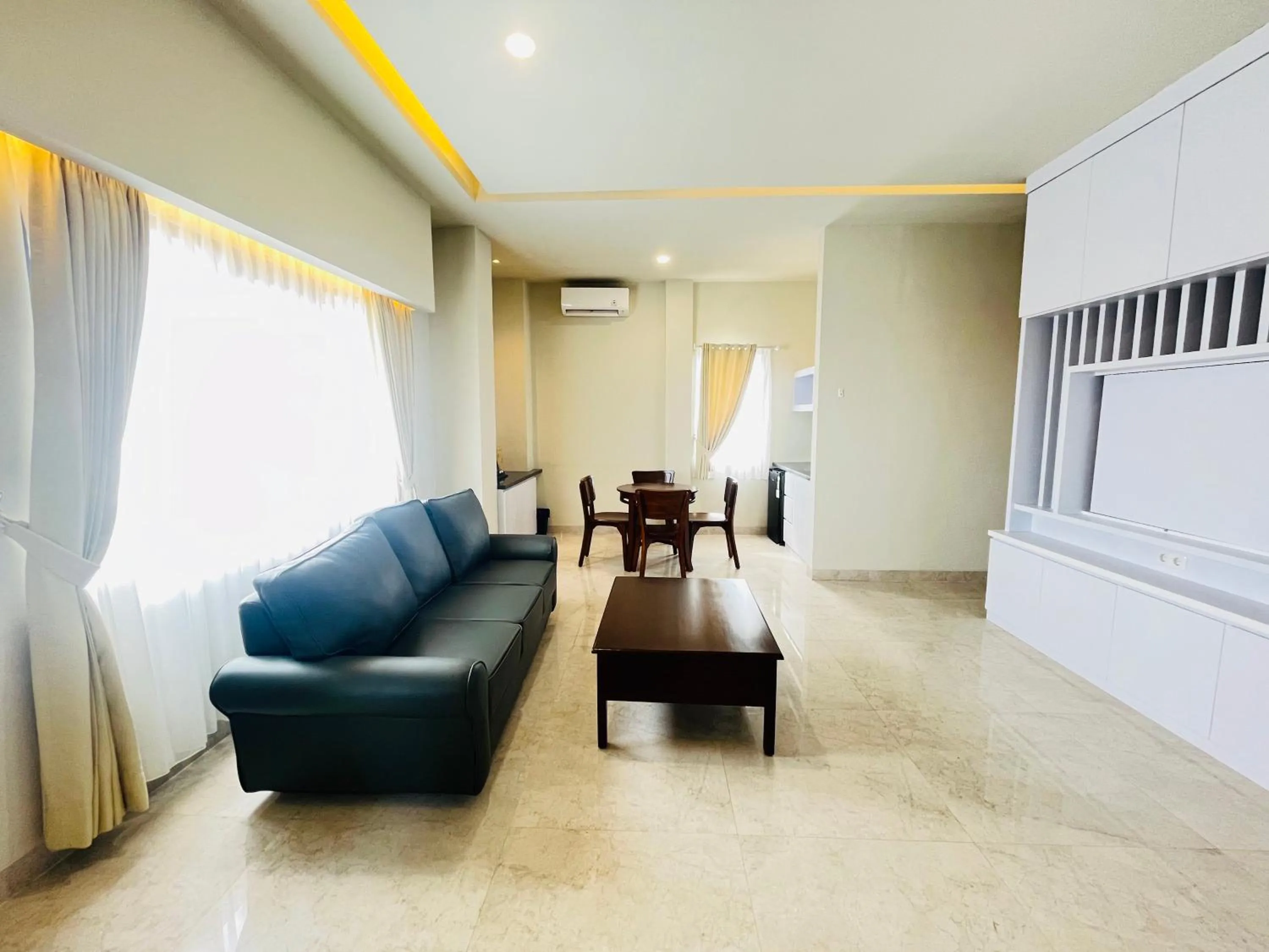 Living room in Sans Hotel 88 Andalan Surabaya by RedDoorz