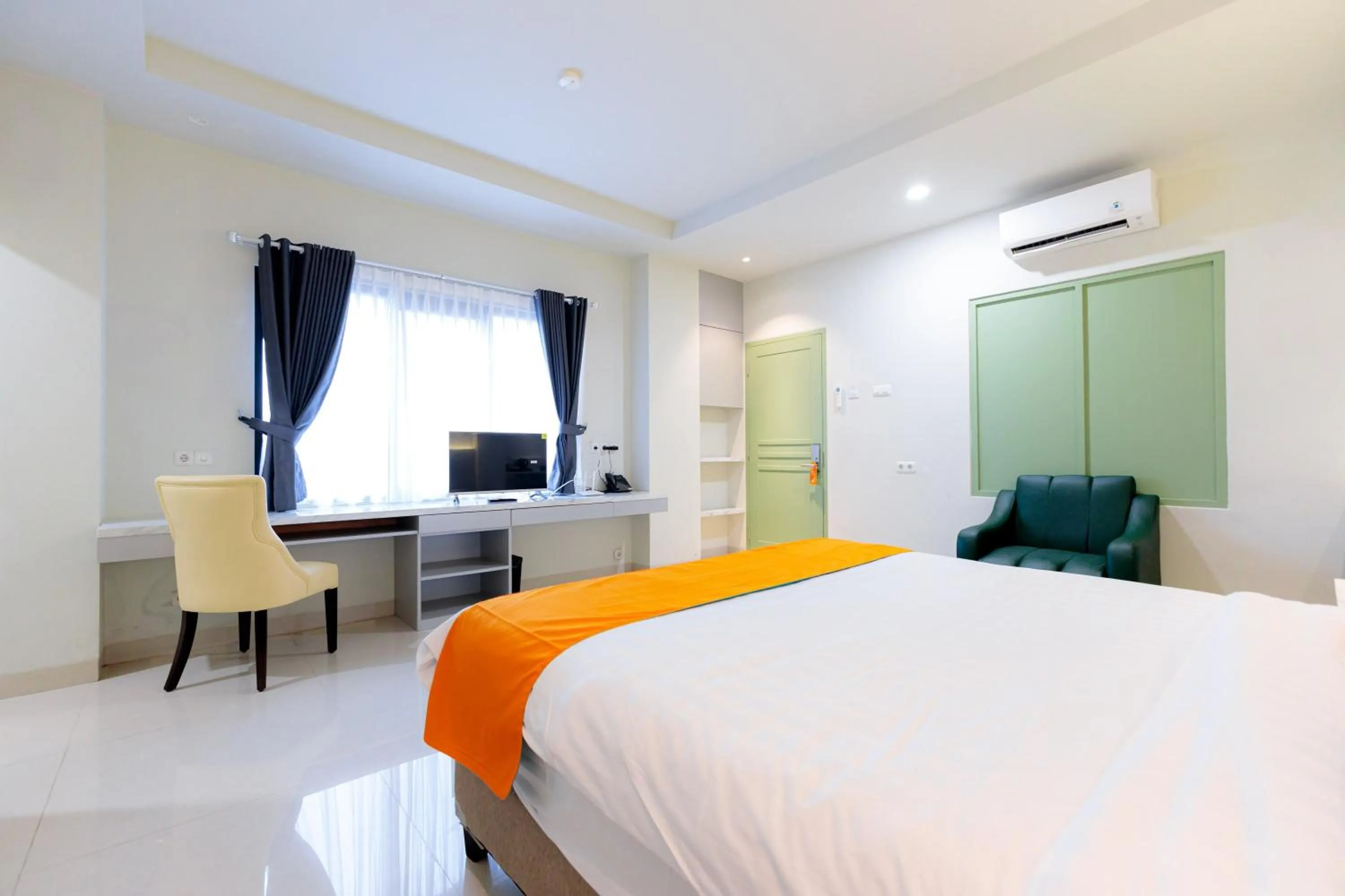 Bed in Sans Hotel 88 Andalan Surabaya by RedDoorz