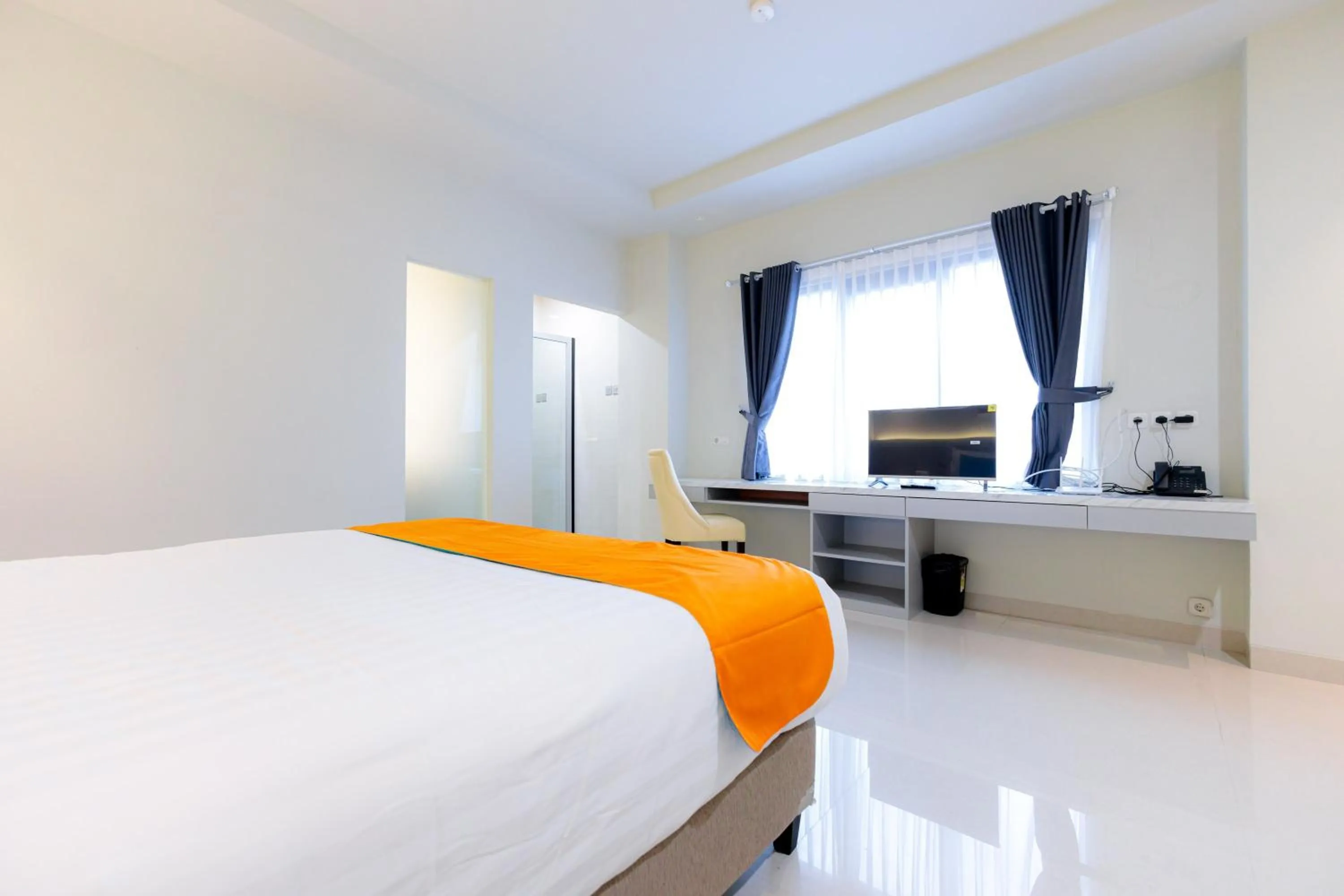 Bed in Sans Hotel 88 Andalan Surabaya by RedDoorz