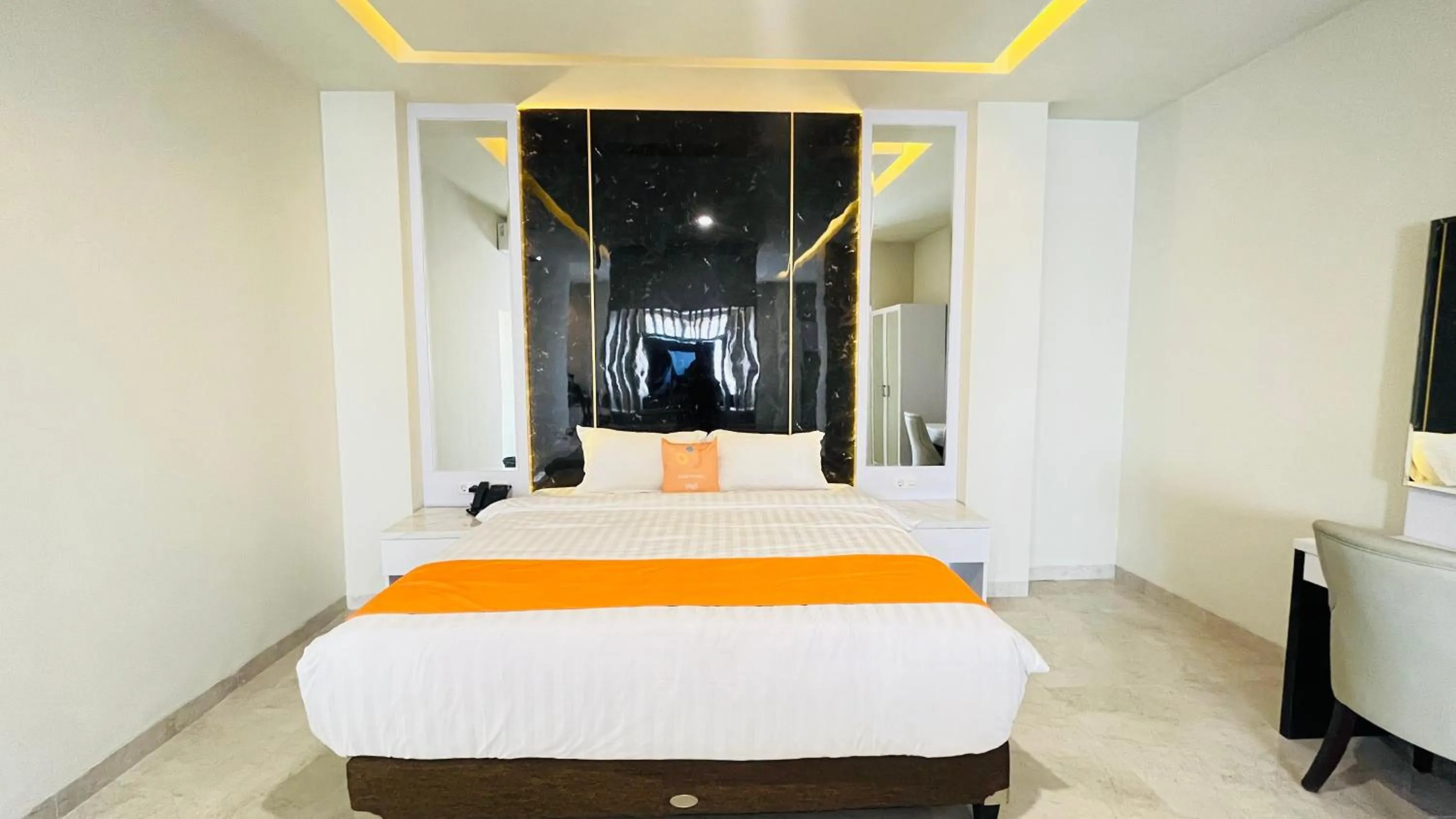 Bedroom, Bed in Sans Hotel 88 Andalan Surabaya by RedDoorz