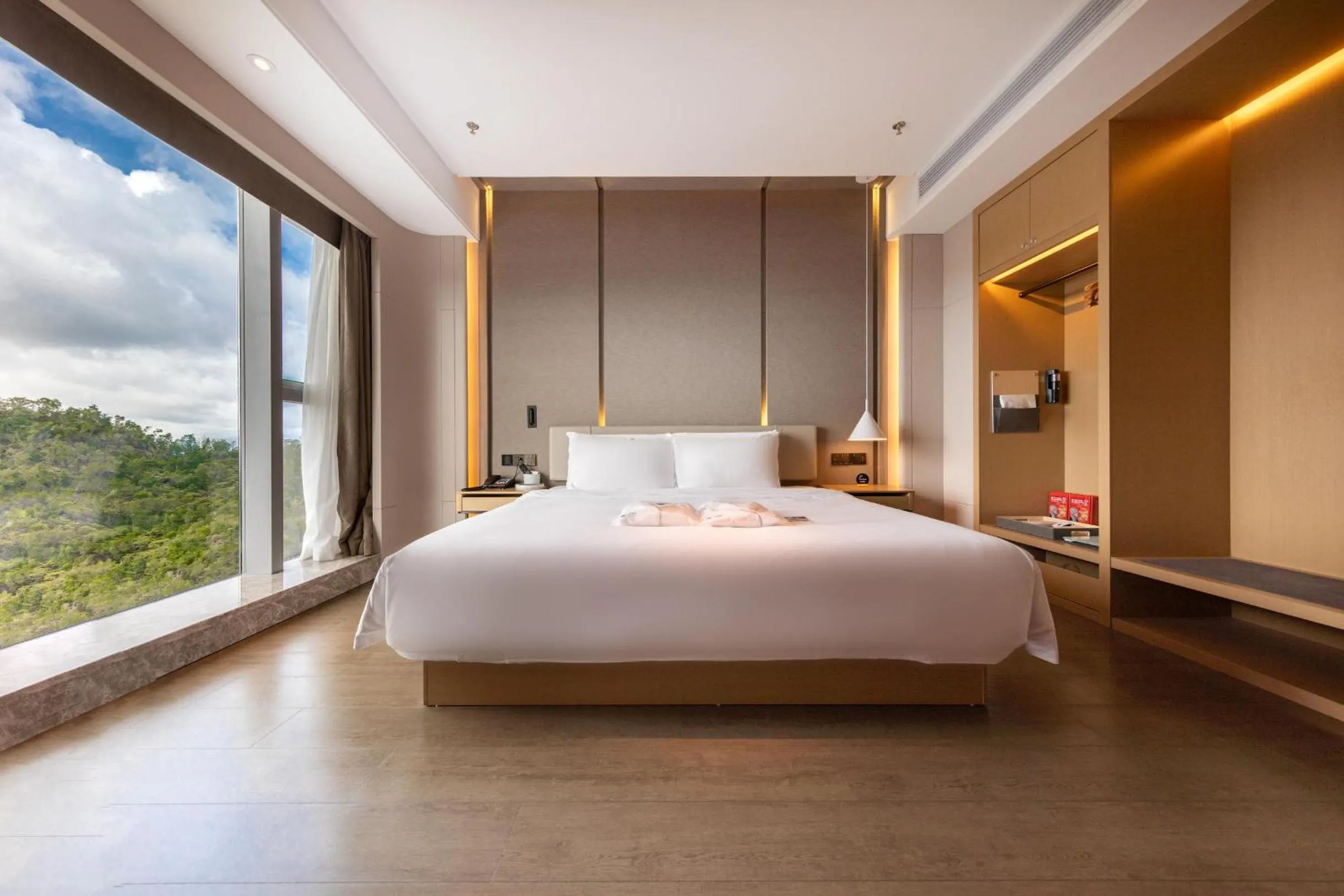 Bed in Atour S Hotel Zhuhai Gongbei Port NetEase Selected