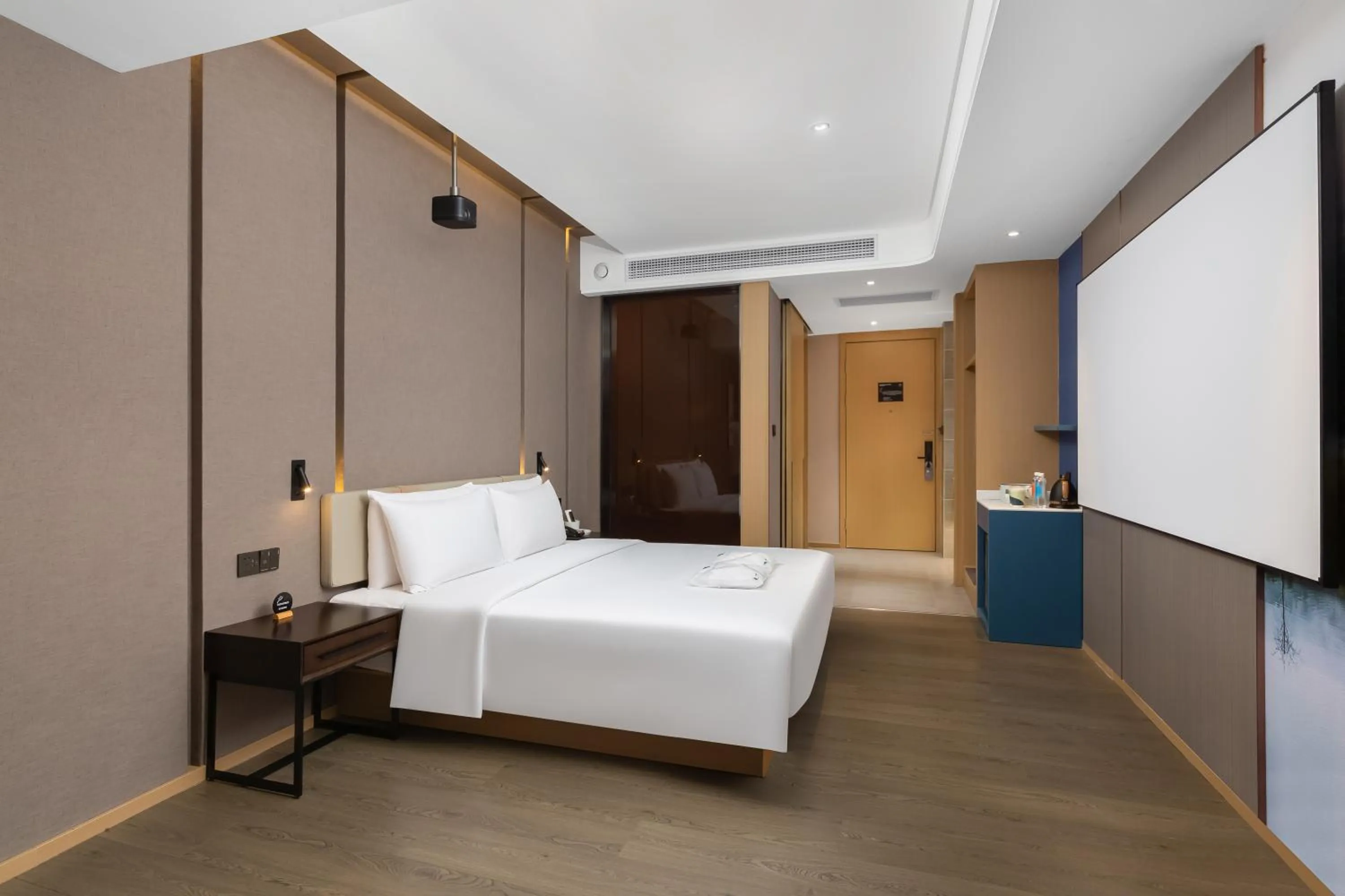 Photo of the whole room, Bed in Atour Hotel Chongqing Guanyinqiao Flower Garden