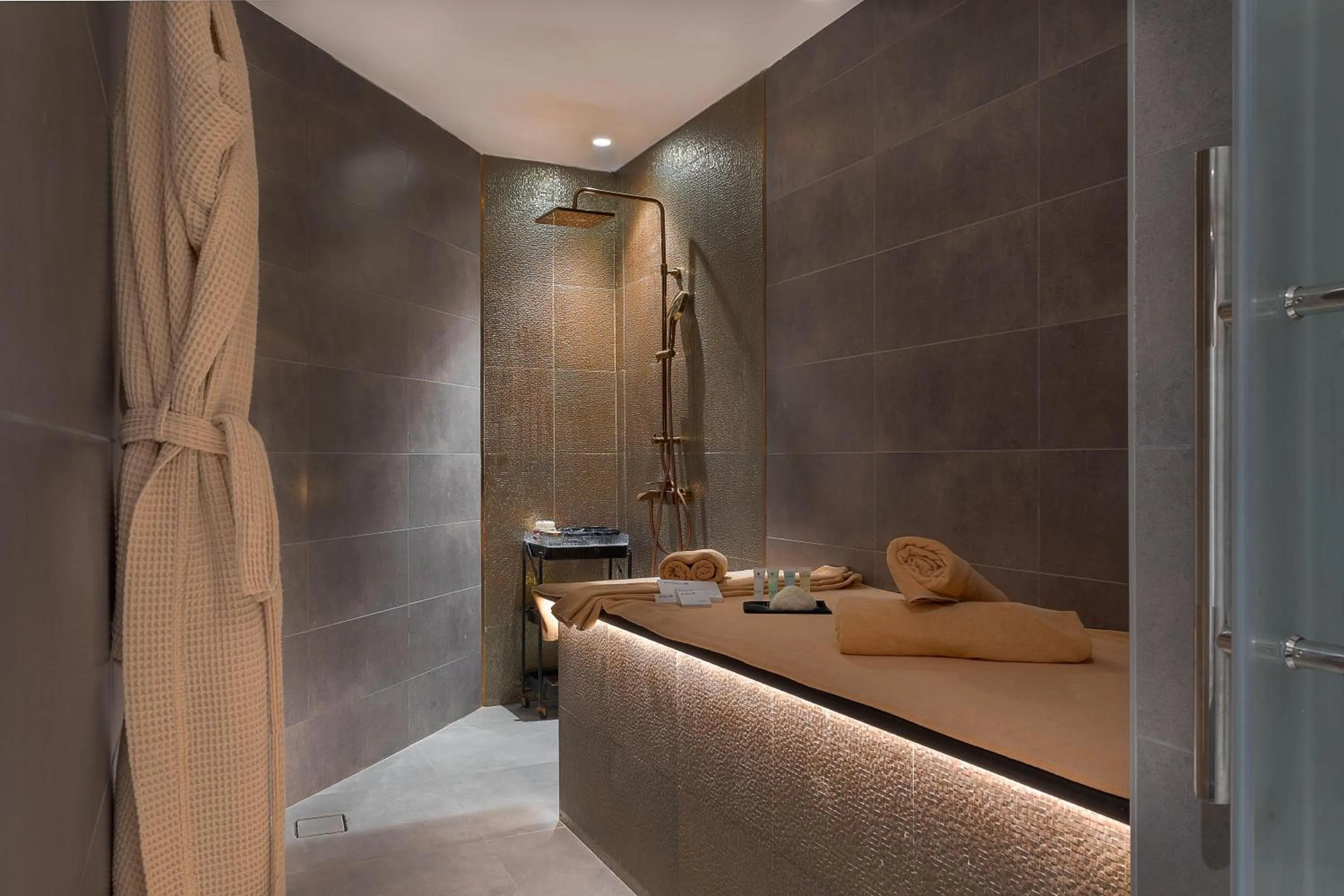 Spa and wellness centre/facilities, Bed in Radisson Blu Hotel, Amman Galleria Mall