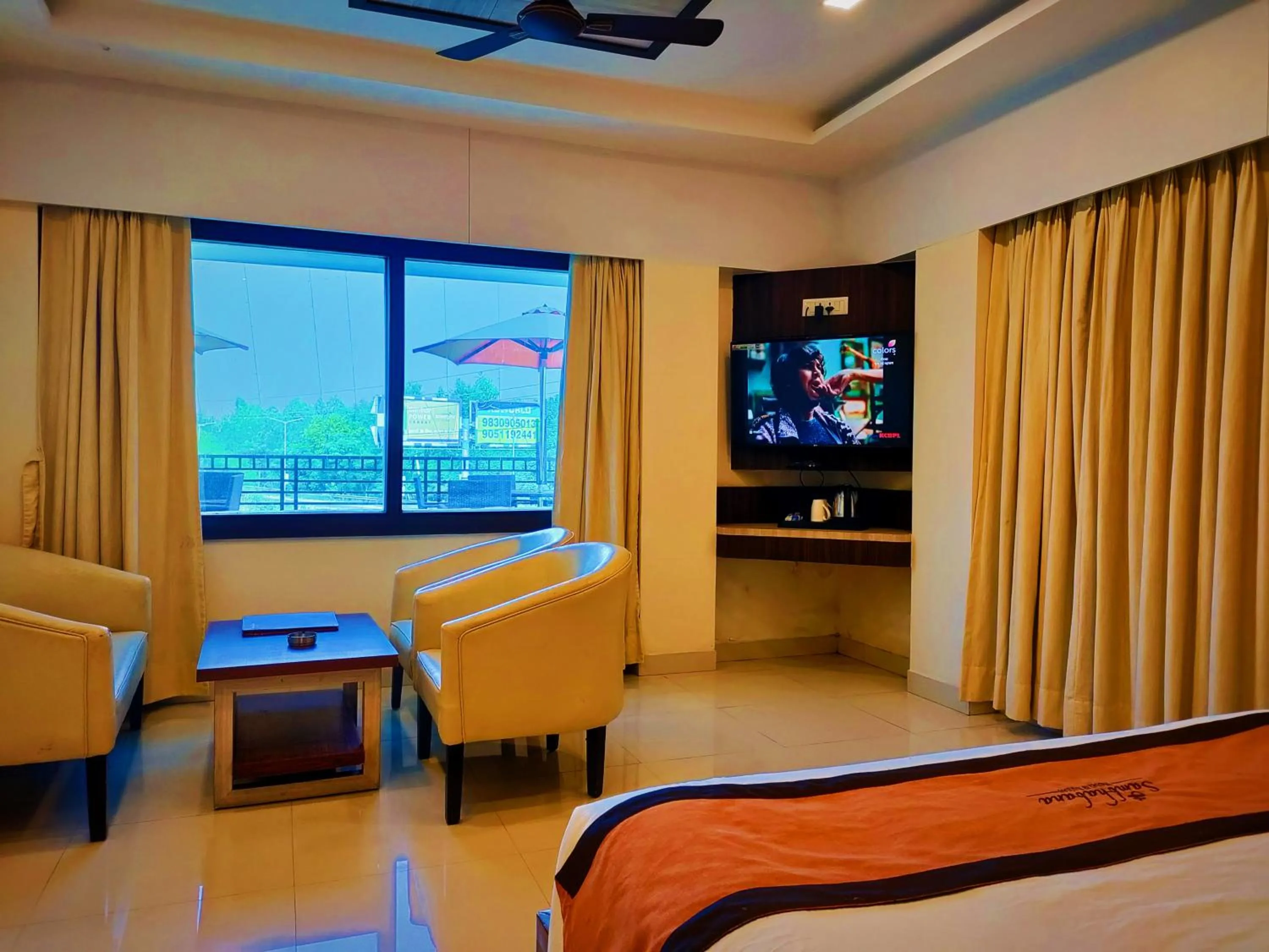 Seating area, Bed in Sambhabana Hotel & Suites