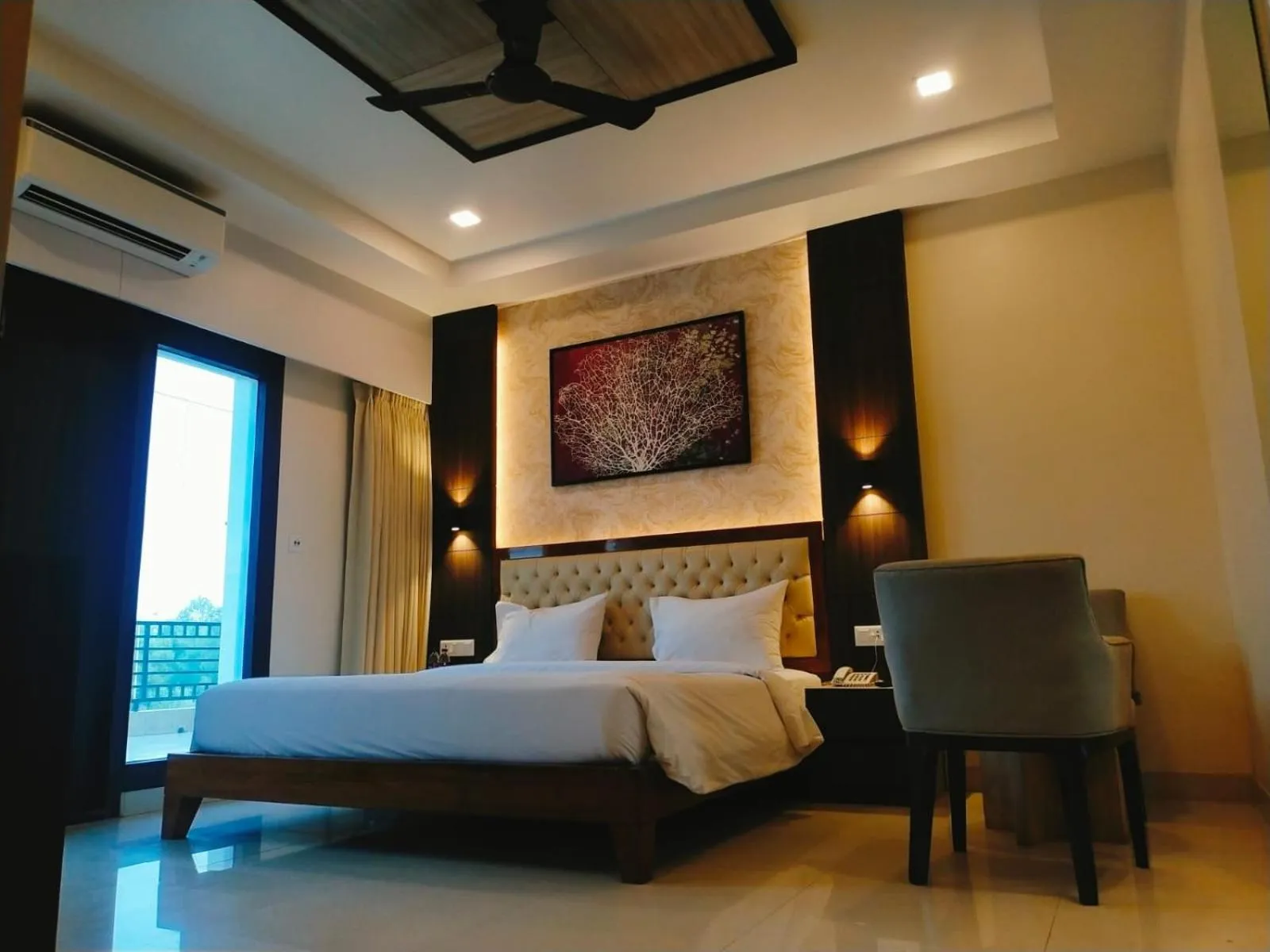 View (from property/room), Bed in Sambhabana Hotel & Suites